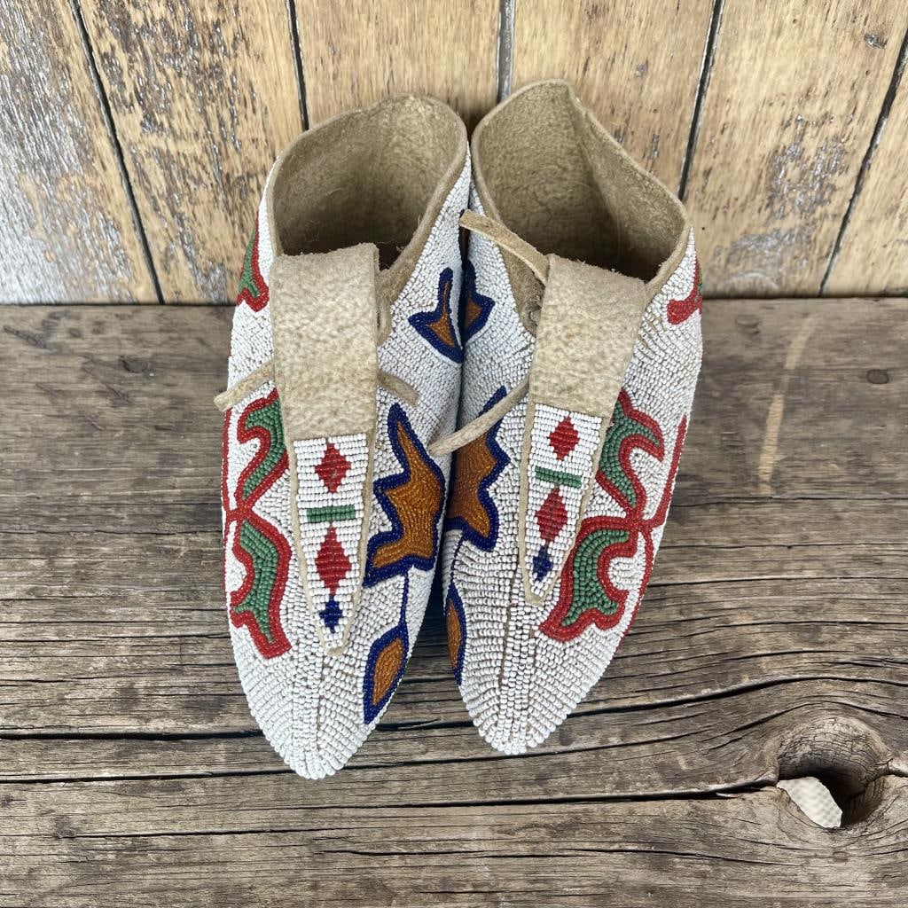 Otoe - Prairie style beaded moccasins ca. 1910 - 1920 Size: 9" long x 3.5" wide (approximately) (1 of 10)