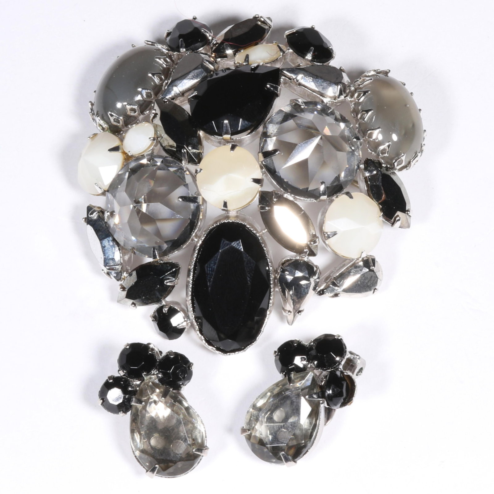 Unsigned Schreiner? large dimensional pin brooch with reverse set faceted crystals and complementary: Unsigned Schreiner? large dimensional pin brooch with reverse set faceted crystals and complementary D&E Juliana earrings. 2 5/8"H x 2 1/2"W (brooch)