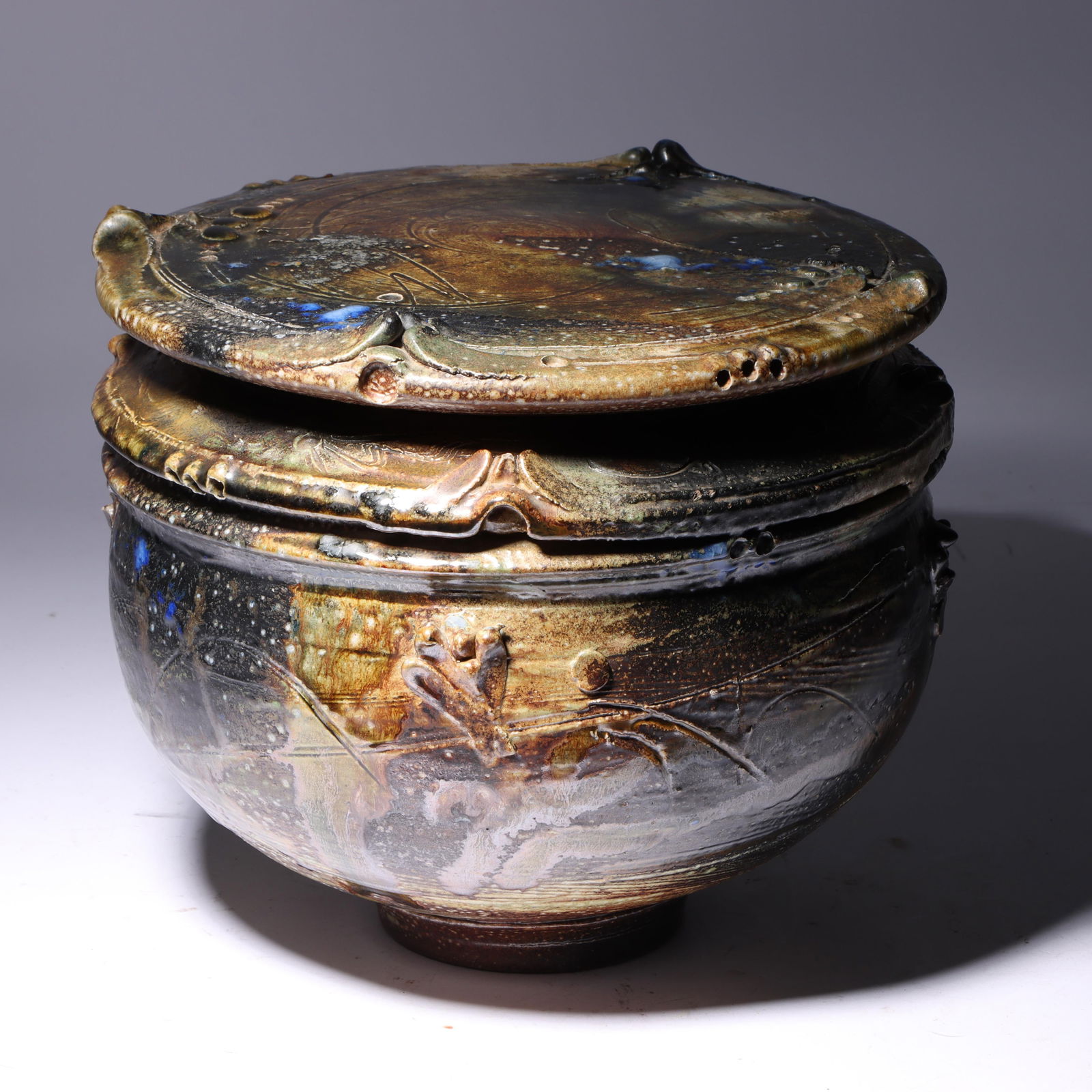 Don (Donald) Reitz, American (1929 - 2014), studio pottery lidded jar, glazed stoneware, 9"H x 10: Don (Donald) Reitz American (1929 - 2014) studio pottery lidded jar glazed stoneware Incised signature and edition 12/200 under base. Biography from the Archives of askART: "Don Reitz: Clay, Fire, Sal