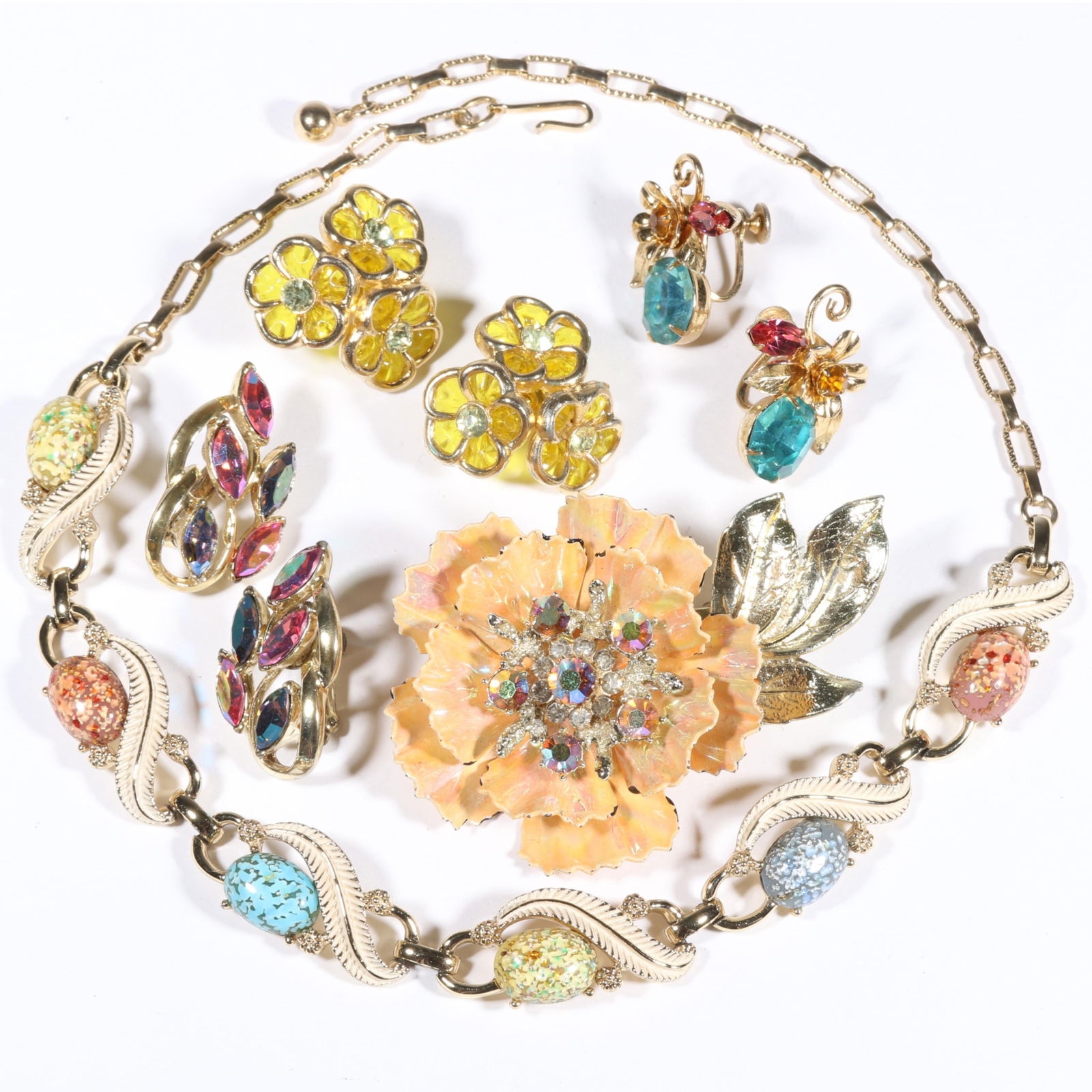 Vintage Coro 5pc. art glass and rhinestone crystal jewelry group. 17 1/2"L x 5/8"W (necklace): Vintage Coro 5pc. art glass and rhinestone crystal jewelry group. 17 1/2"L x 5/8"W (necklace)