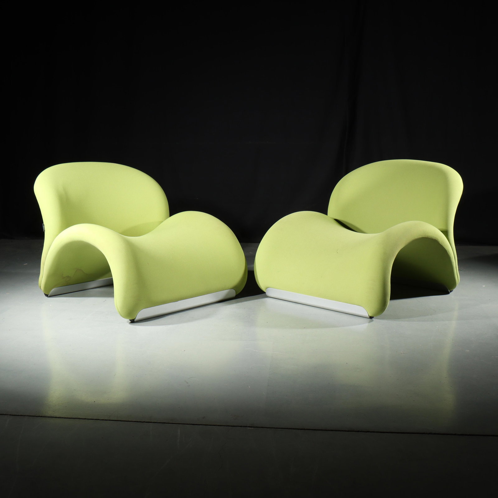 Pair of Pierre Paulin Artifort Le Chat chairs, model 574, 1967 25"H x 30"W (one): Pair of Pierre Paulin Artifort Le Chat chairs, model 574, 1967 25"H x 30"W (one)