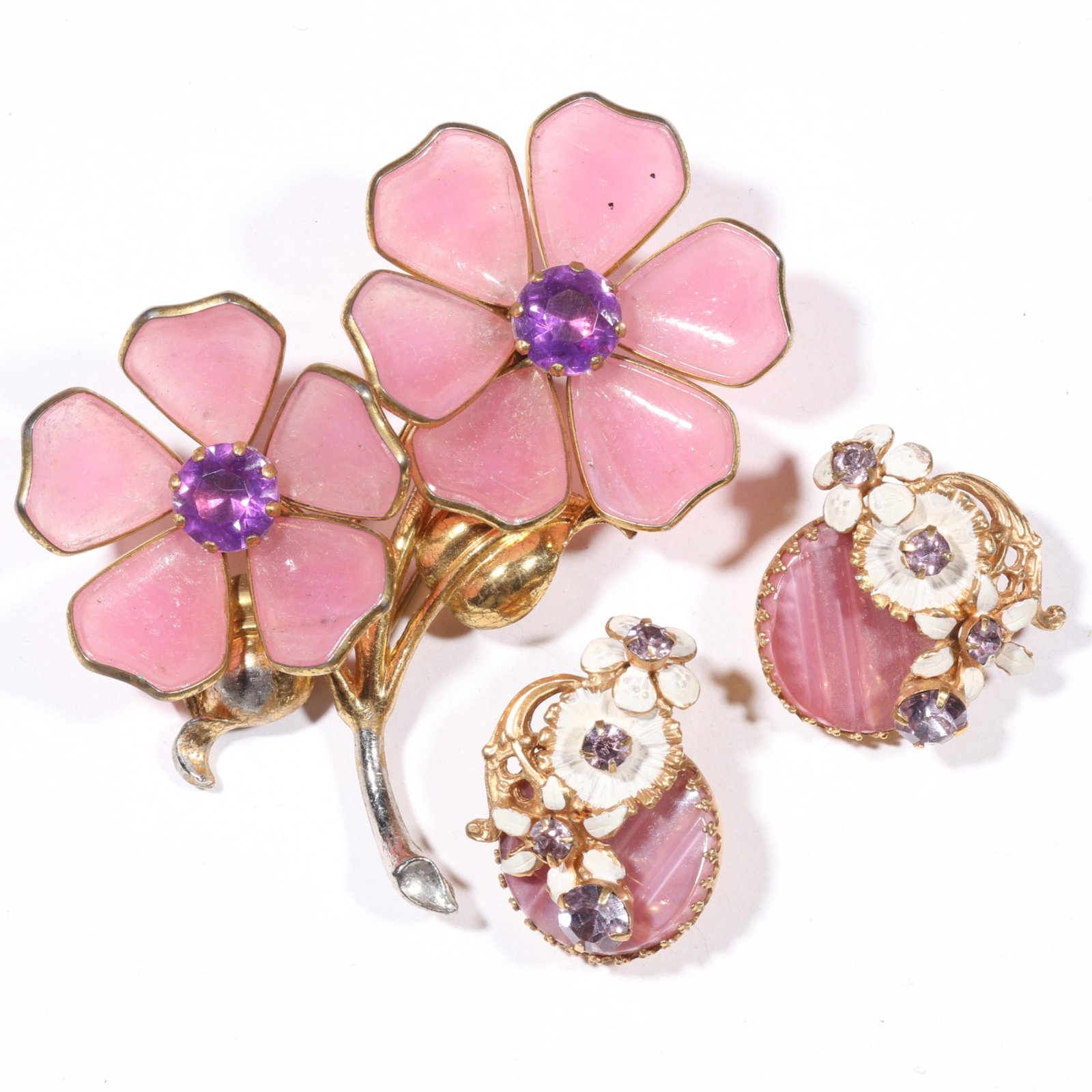 Retro unsigned Trifari pink Gripoix poured glass petals flower fur clip with violet rhinestone: Retro unsigned Trifari pink Gripoix poured glass petals flower fur clip with violet rhinestone centers and complementary earrings. Provenance: From the collection of Cheryl Killmer. 3 3/8"H x 3 1/4"W 