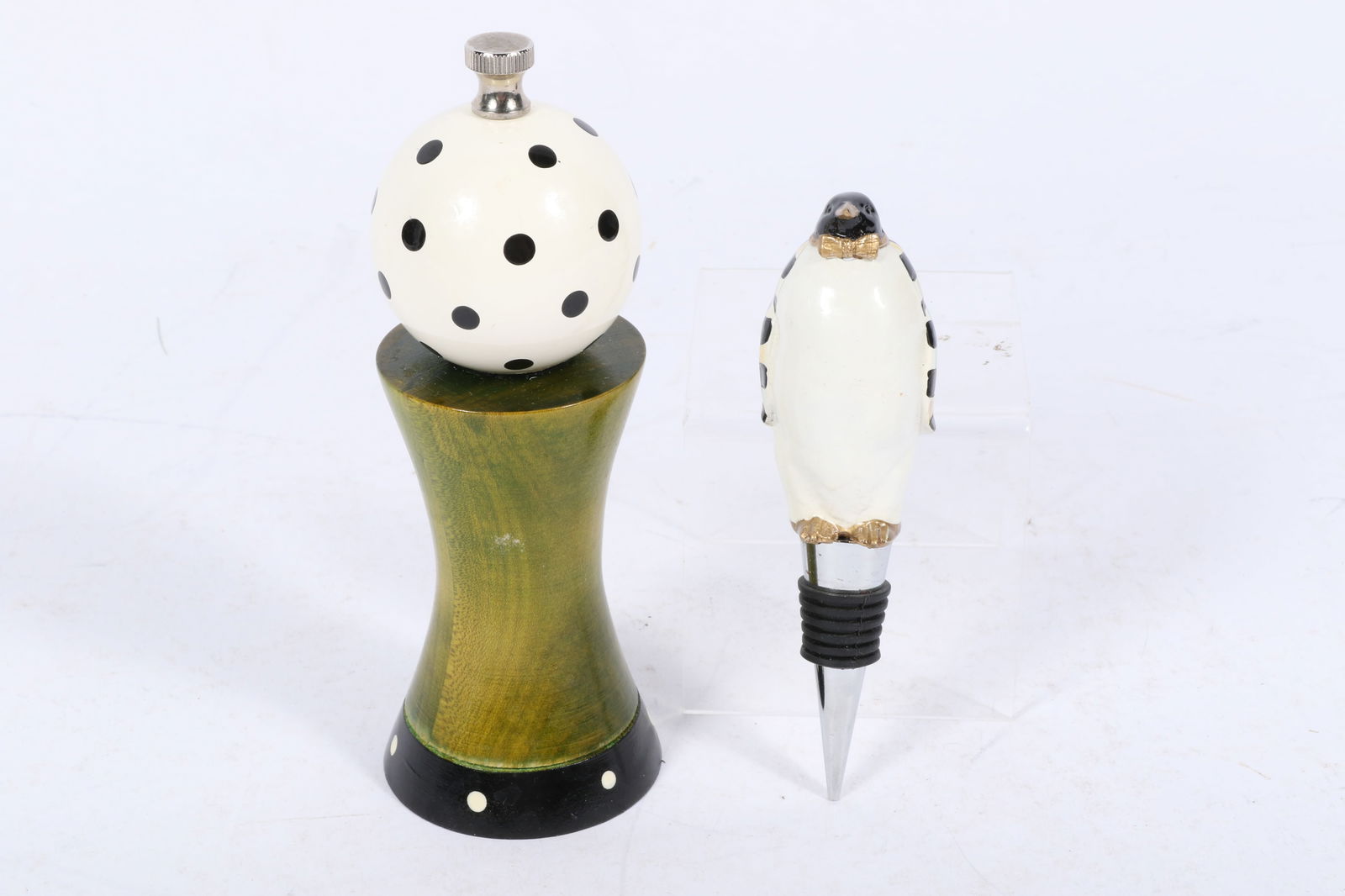 Kitchenware 2pc group: Robert Wilhelm pepper mill and Mackenzie-Childs penguin bottle stopper, 6: Kitchenware 2pc group: Robert Wilhelm pepper mill and Mackenzie-Childs penguin bottle stopper, A set consisting of a pepper mill and a bottle stopper. The pepper mill features a spherical top with bla