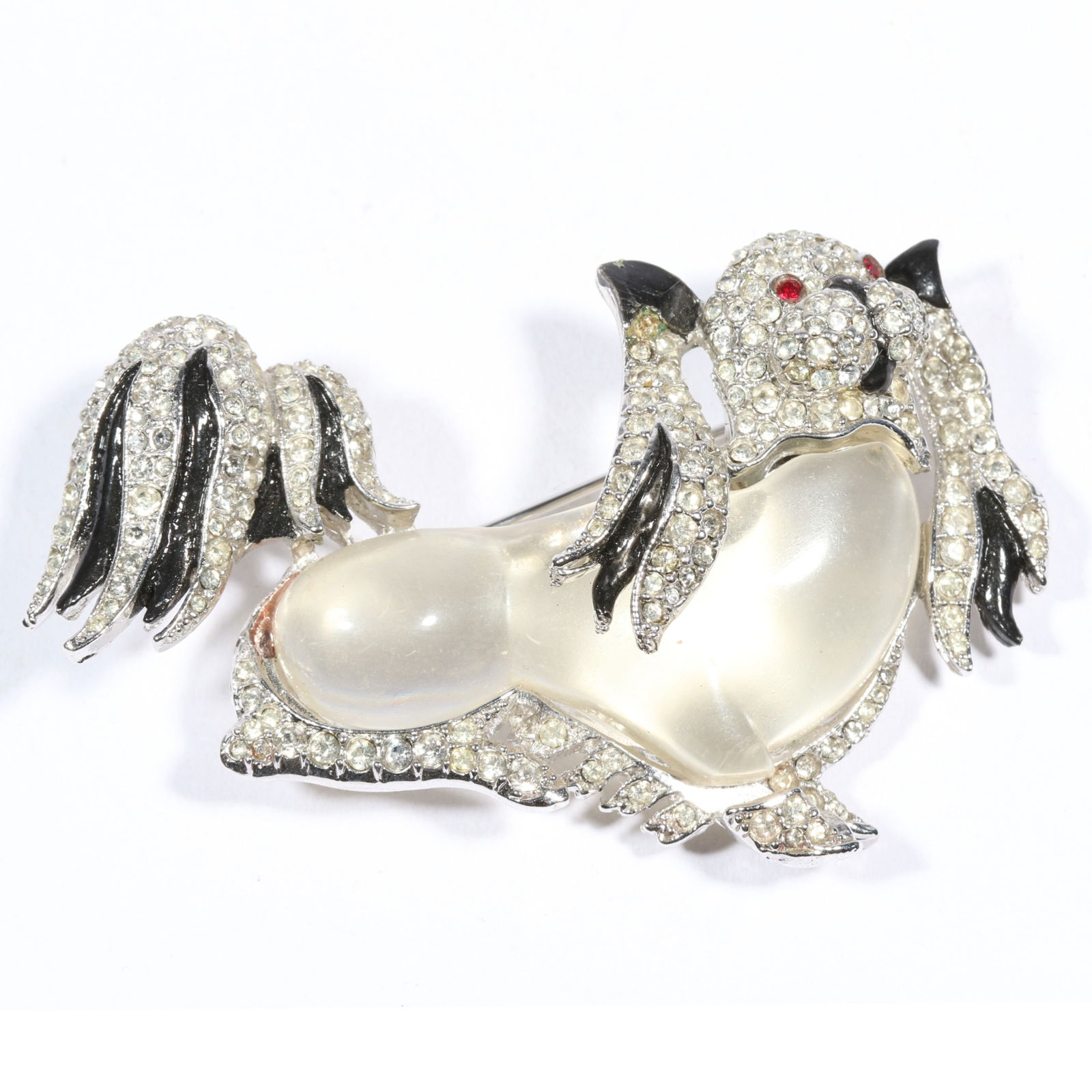 Crown Trifari Alfred Philippe jelly belly Pekinese puppy book piece brooch decorated with rhinestone: Crown Trifari Alfred Philippe jelly belly Pekinese puppy book piece brooch decorated with rhinestone crystals and black enamel, rhodium plated. Book Reference: American Costume jewelry Vol. 2 by Carla