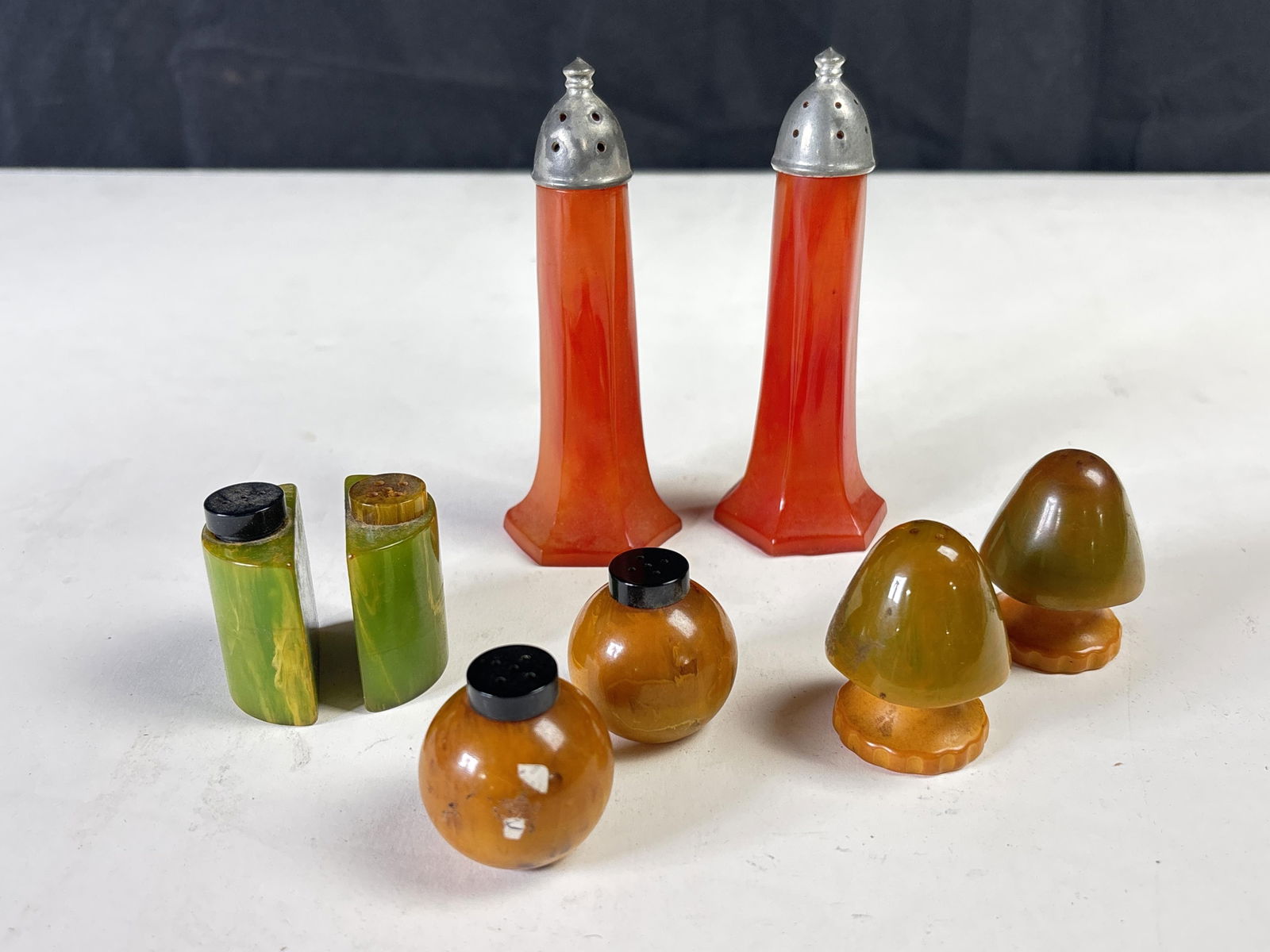 Lot of 4 sets of vintage Bakelite salt & pepper shakers (1 of 15)