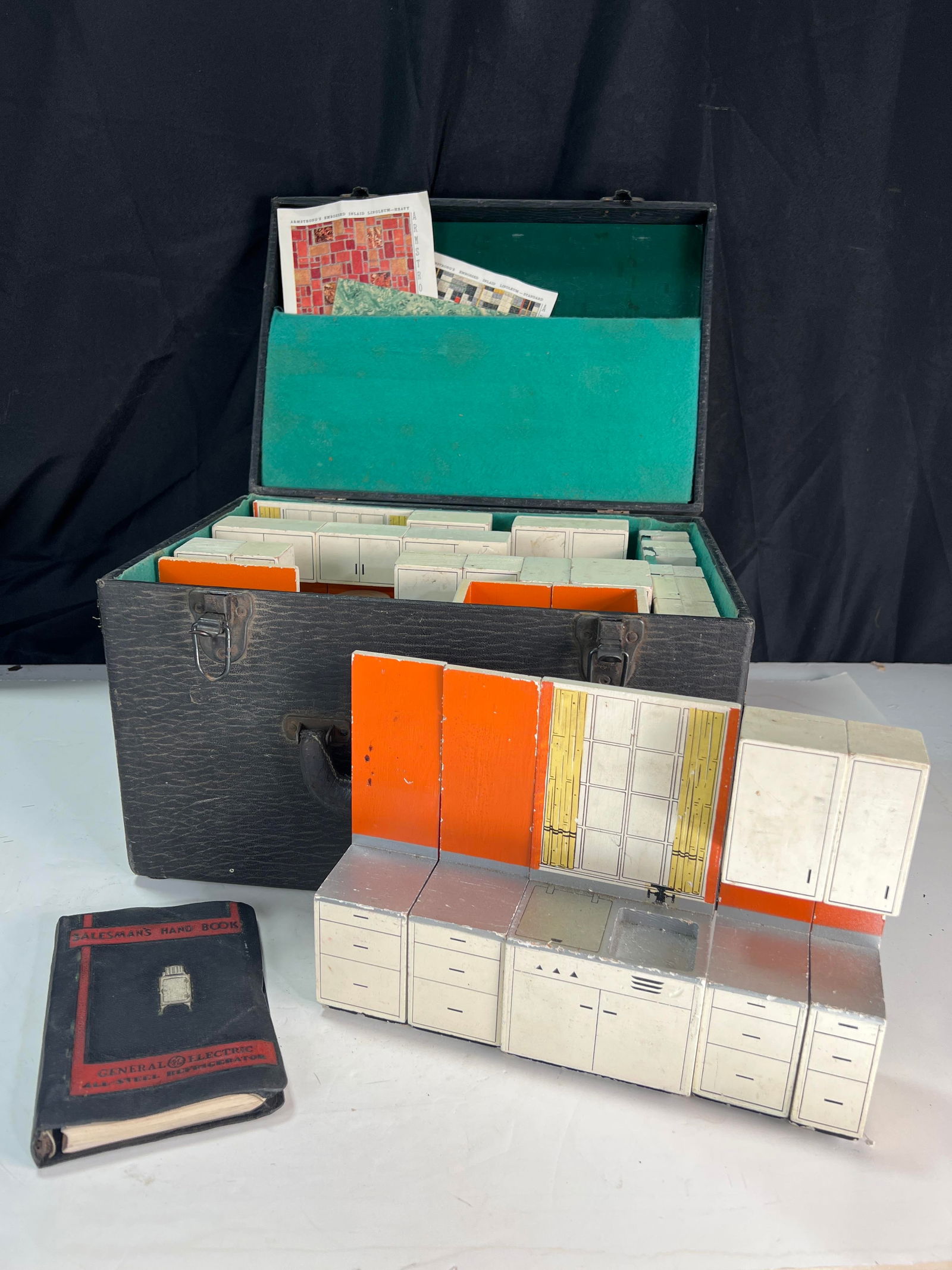 Salesman sample box with modular kitchen miniatures and a General Electric refrigerator sales hand (1 of 9)