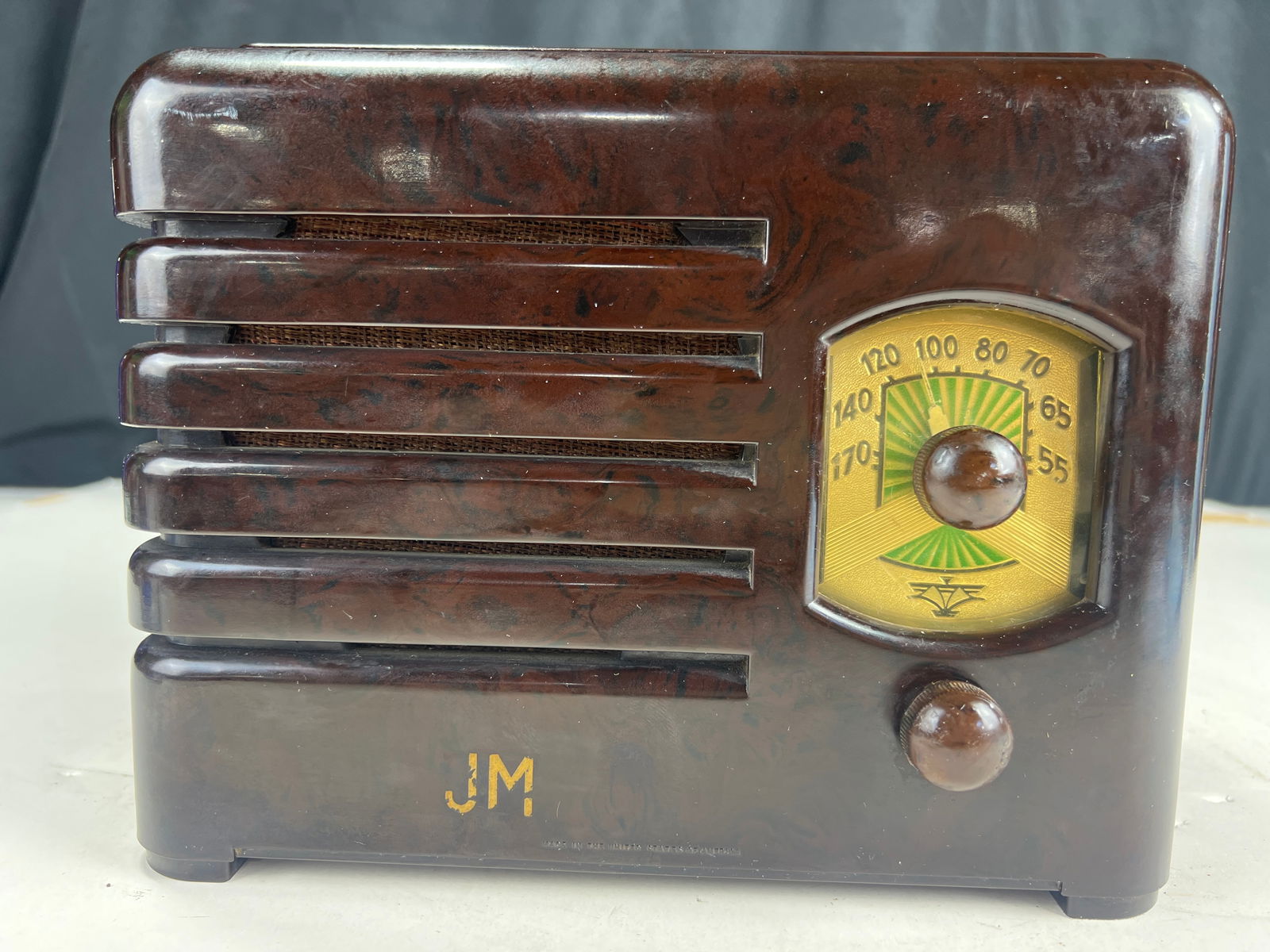 WELLS-GARDNER RADIO Model 5D2, 5 tube, brown Bakelite, 1938 (1 of 8)