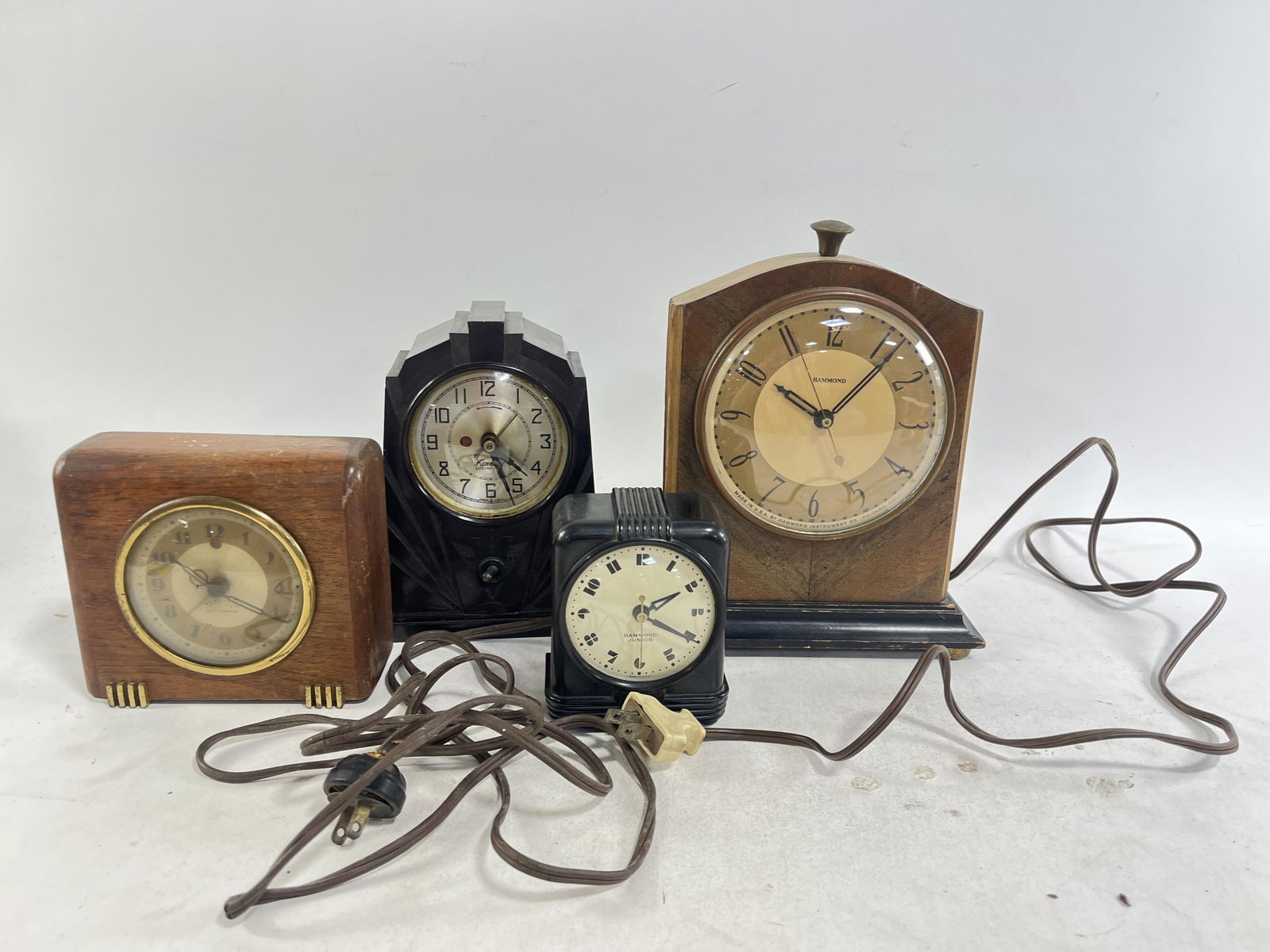 Group of 4 Desk/Mantel Clocks (1 of 14)