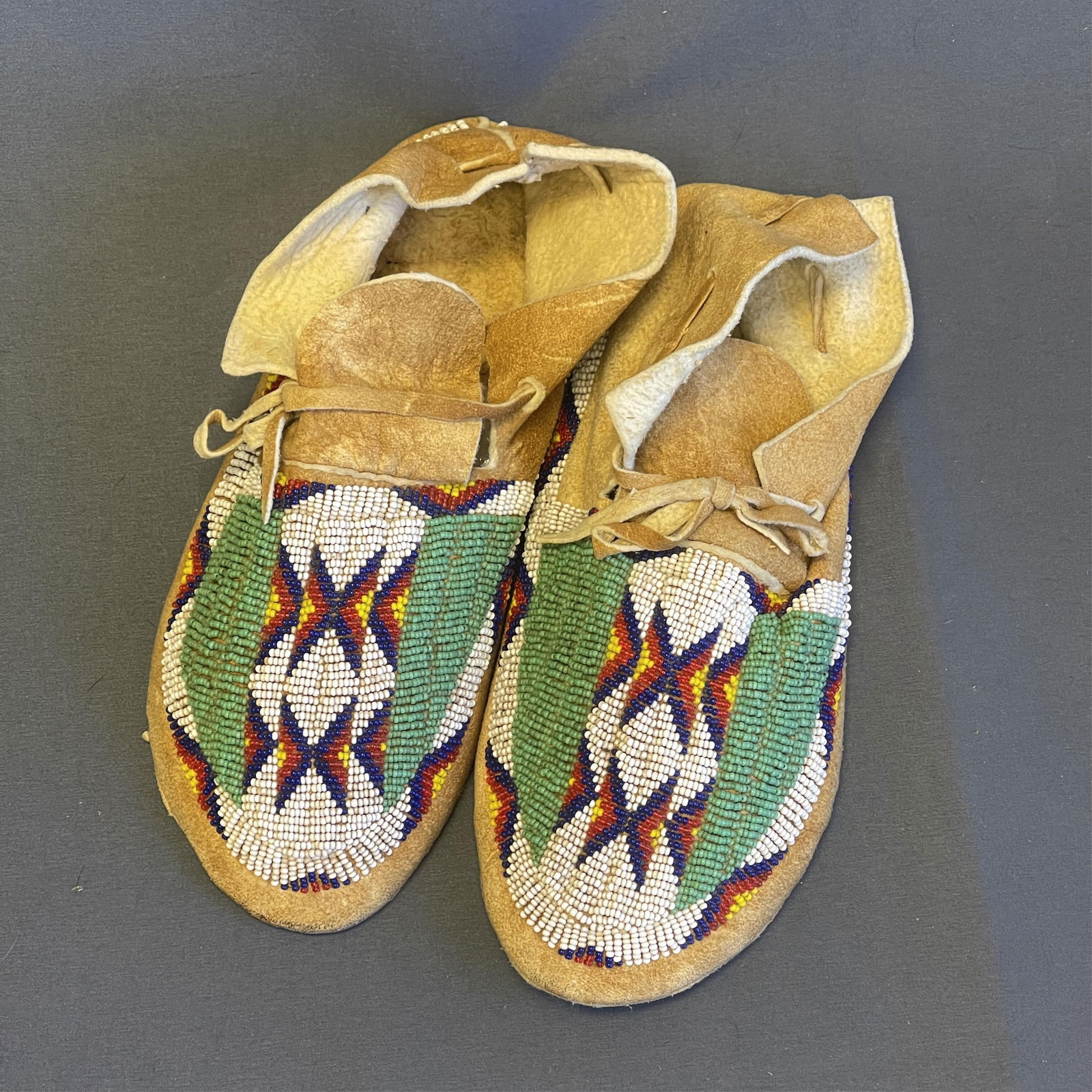 Men's vintage beaded No. Plains moccasins 10" L x 3" H x 4" W (1 of 7)