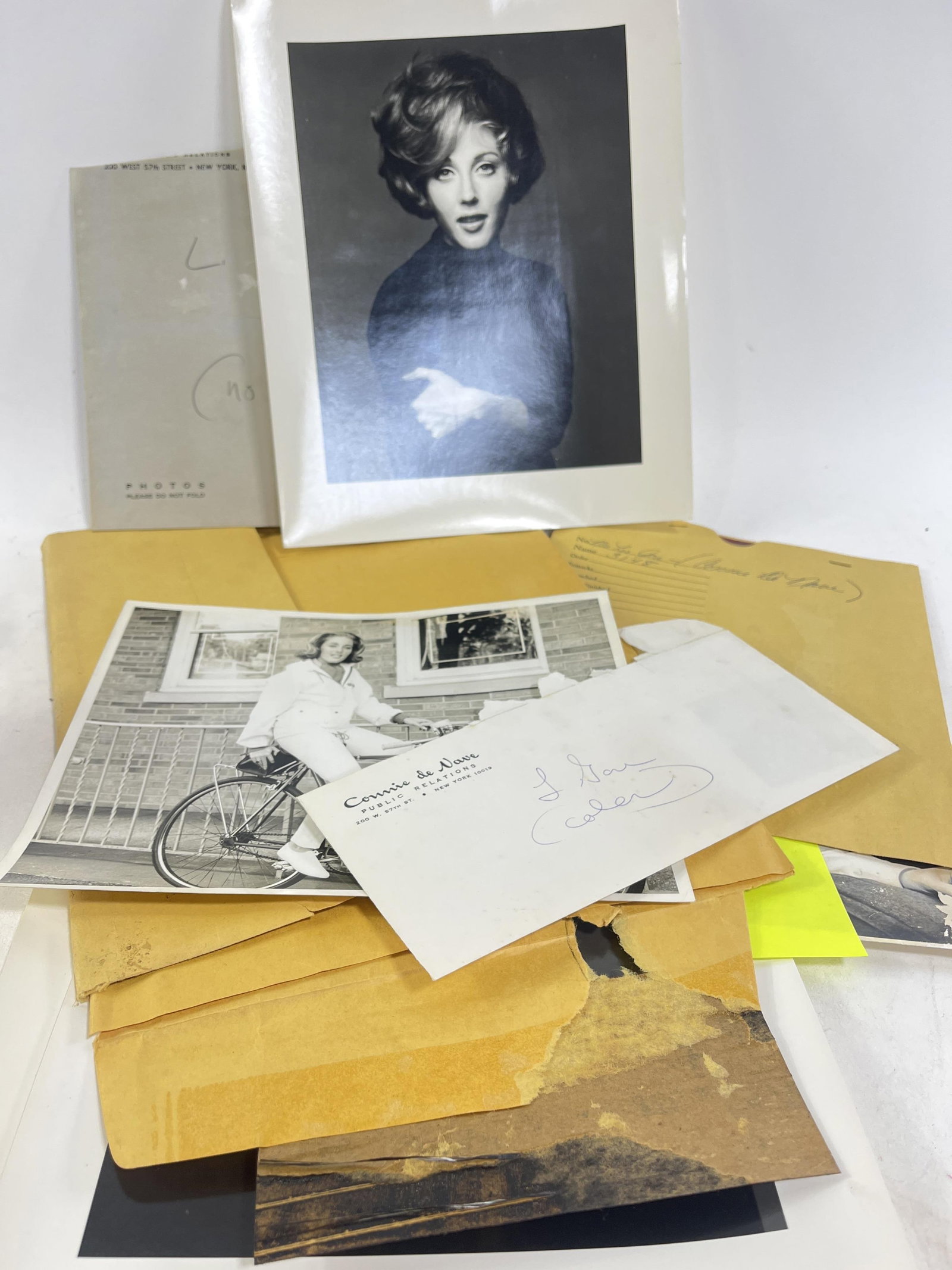 Lot of Leslie Gore photos transparencies negatives Sealed manilla folder with unseen photos: Lot of Leslie Gore photos transparencies negatives Sealed manilla folder with unseen photos Provenance Connie DeNave Estate