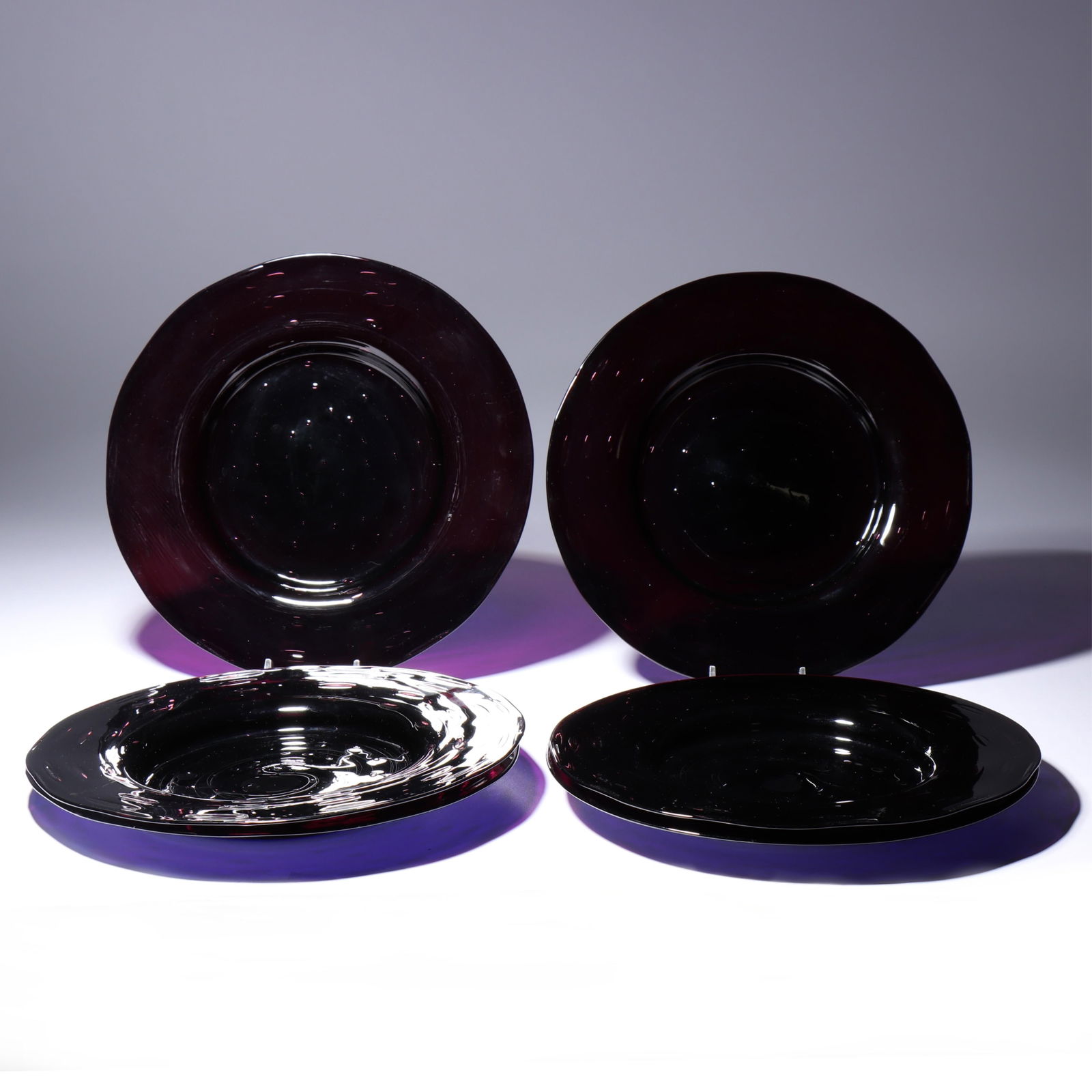 Six Maestri Vetrai Muranesi (MVM) Murano Cappellin ca. 1925 dark purple dinner plates with large: Six Maestri Vetrai Muranesi (MVM) Murano Cappellin ca. 1925 dark purple dinner plates with large bubbles Unmarked. Provenance: Fort Wayne Museum of Art, Fort Wayne, Indiana. 1"H x 9"Diam. (one)