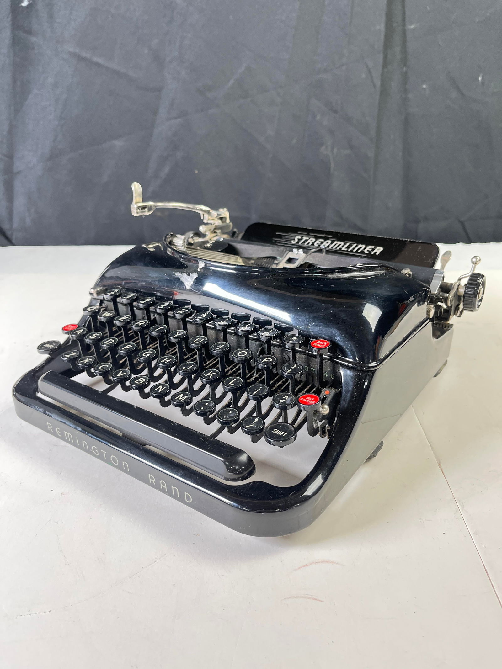 vintage Remington Rand Streamliner portable typewriter, circa 1940-47, untested: vintage Remington Rand Streamliner portable typewriter, circa 1940-47, untested