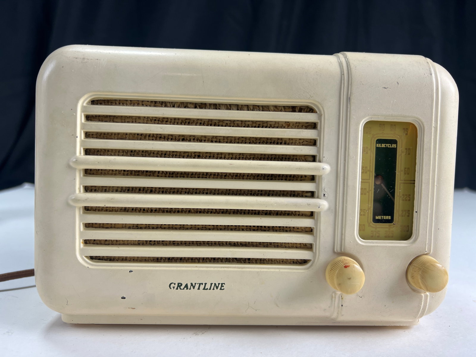 Grantline white tube radio model 501 series A, powers on: Grantline white tube radio model 501 series A, powers on,