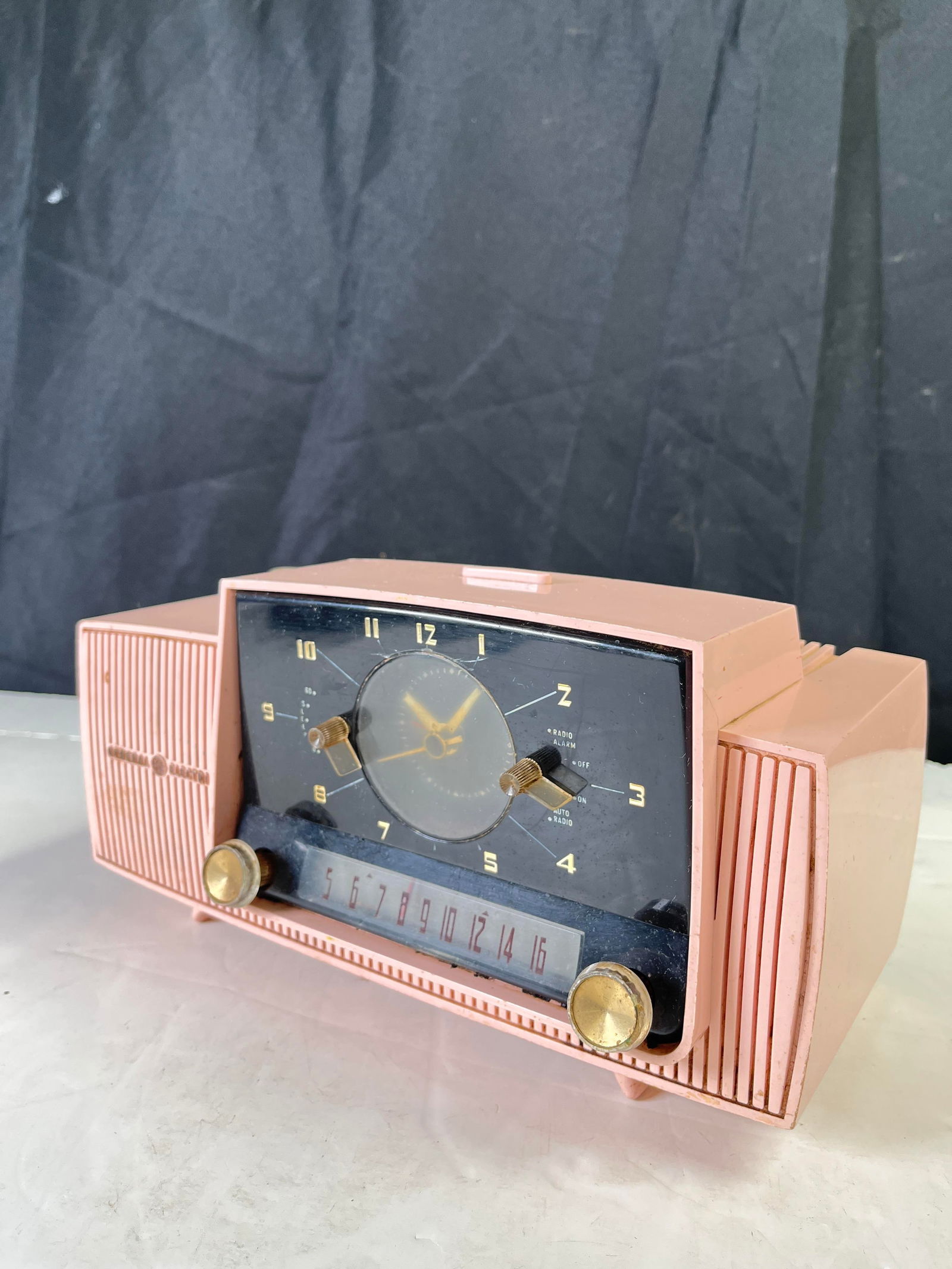 Antique Princess Pink 1959 General Electric Model C-416 tube AM clock radio: Antique Princess Pink 1959 General Electric Model C-416 tube AM clock radio