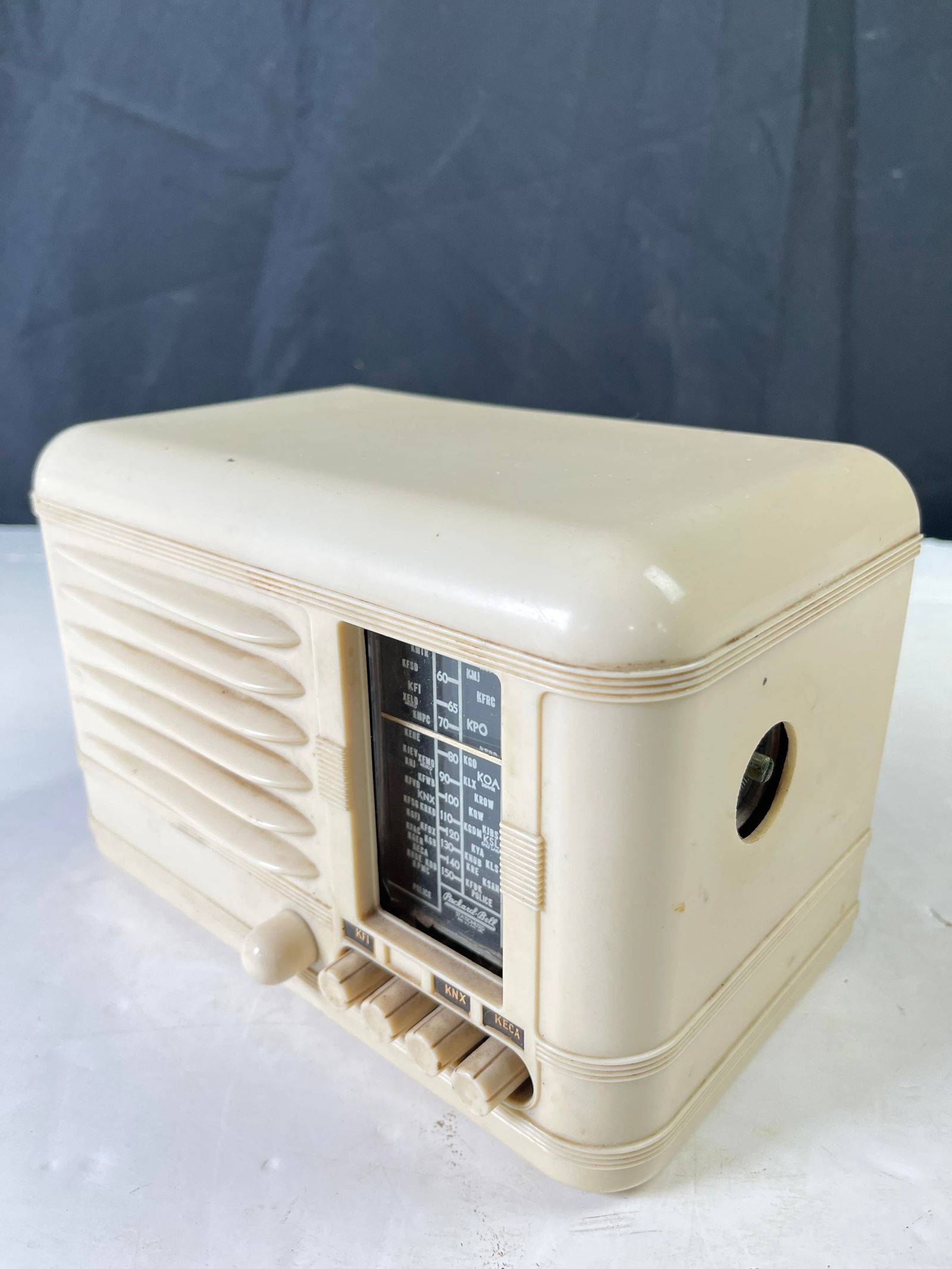 1948 Packard Bell Model 5FP AM tube radio in ivory Plaskon (plastic) cabinet, untested: 1948 Packard Bell Model 5FP AM tube radio in ivory Plaskon (plastic) cabinet, untested