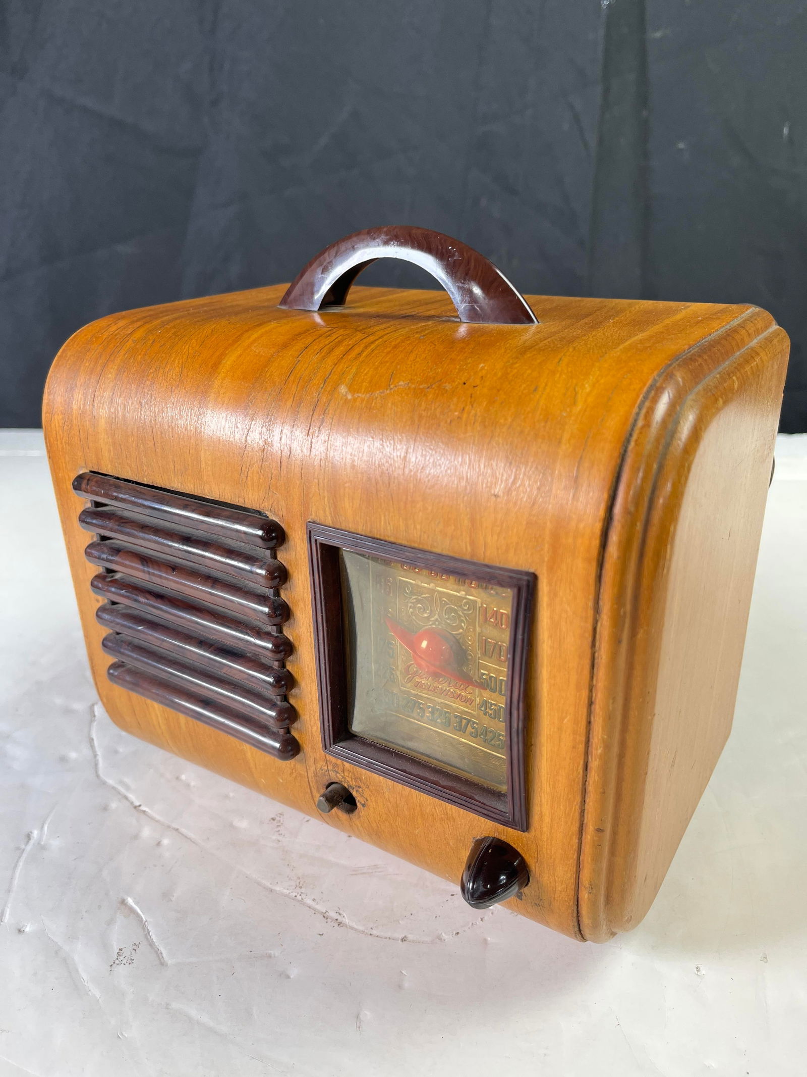 Vintage General Television Model 2A5 vacuum tube AM radio with Art Deco solid wood cabinet, circa: Vintage General Television Model 2A5 vacuum tube AM radio with Art Deco solid wood cabinet, circa 1946-1947, untested