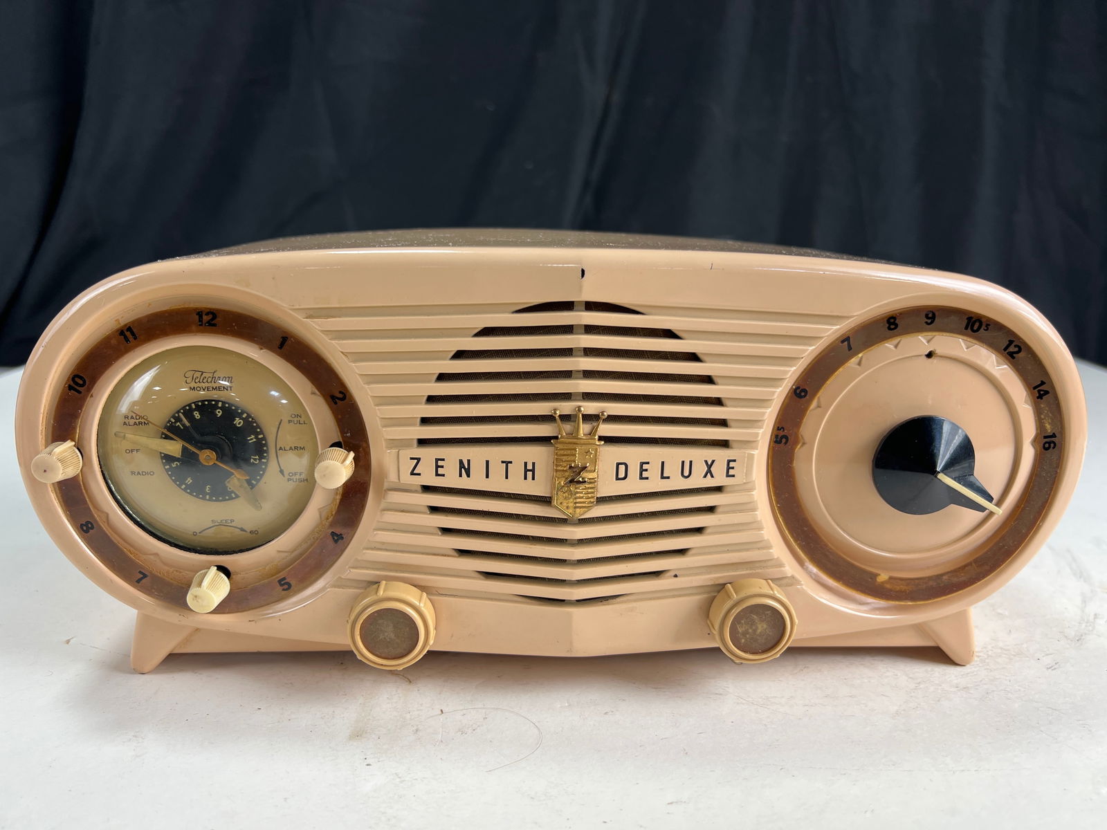 Zenith Deluxe model J616, chassis 6J03, clock radio, pink (1 of 8)