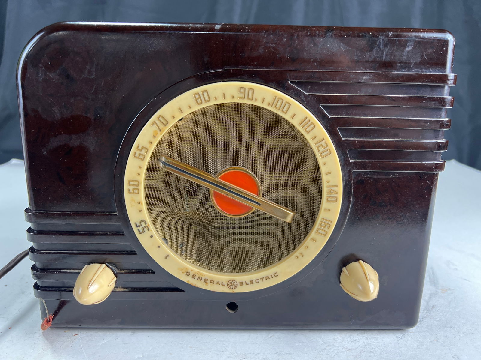 General Electric F-40 vintage tube radio, brown Bakelite table radio produced in 1937 and 1938: General Electric F-40 vintage tube radio, brown Bakelite table radio produced in 1937 and 1938