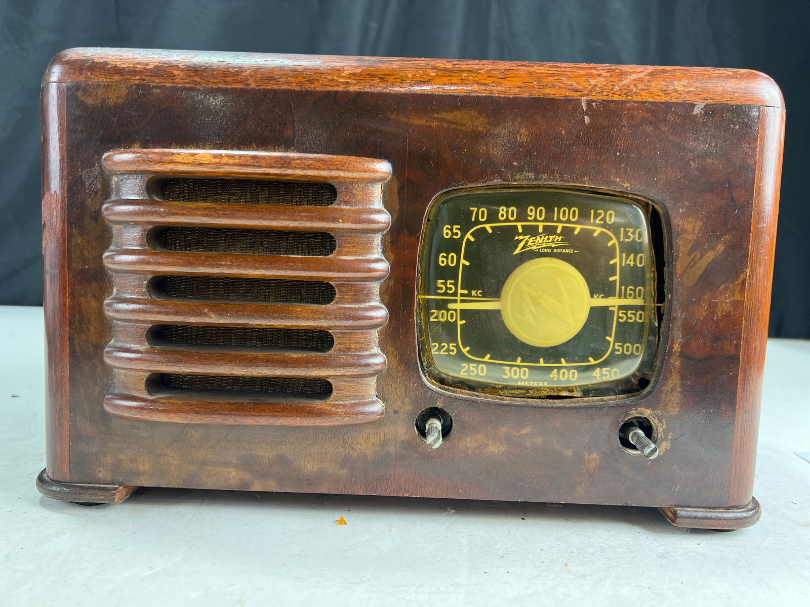 Zenith Model 6D-525 AM vacuum tube radio, produced circa 1941, featuring a mahogany brown wooden: Zenith Model 6D-525 AM vacuum tube radio, produced circa 1941, featuring a mahogany brown wooden cabinet, "The Toaster" "Art Deco"