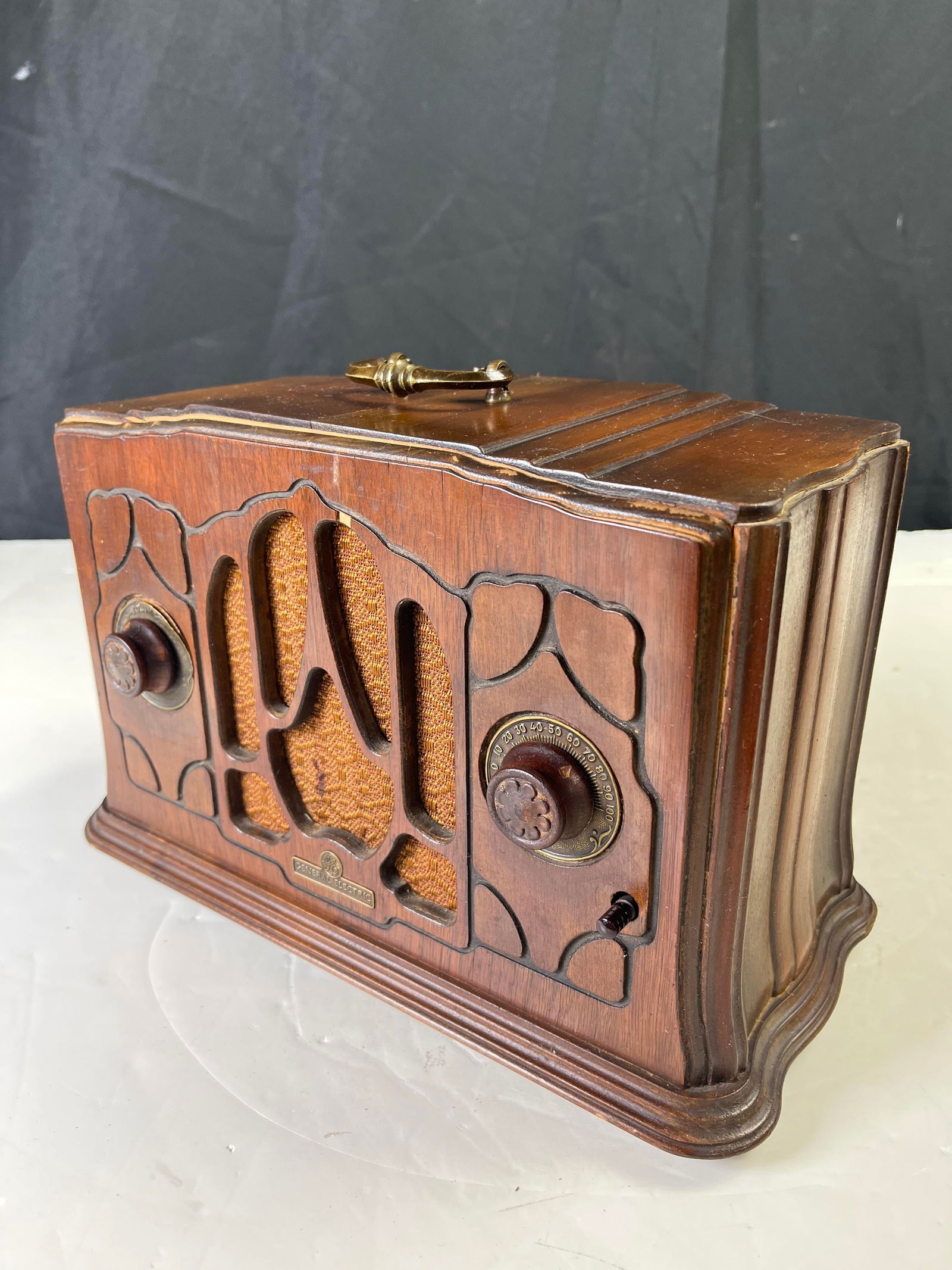 Vintage General Electric L-51 Art Deco designed tube radio, early 1930s, for restoration: Vintage General Electric L-51 Art Deco designed tube radio, early 1930s, for restoration