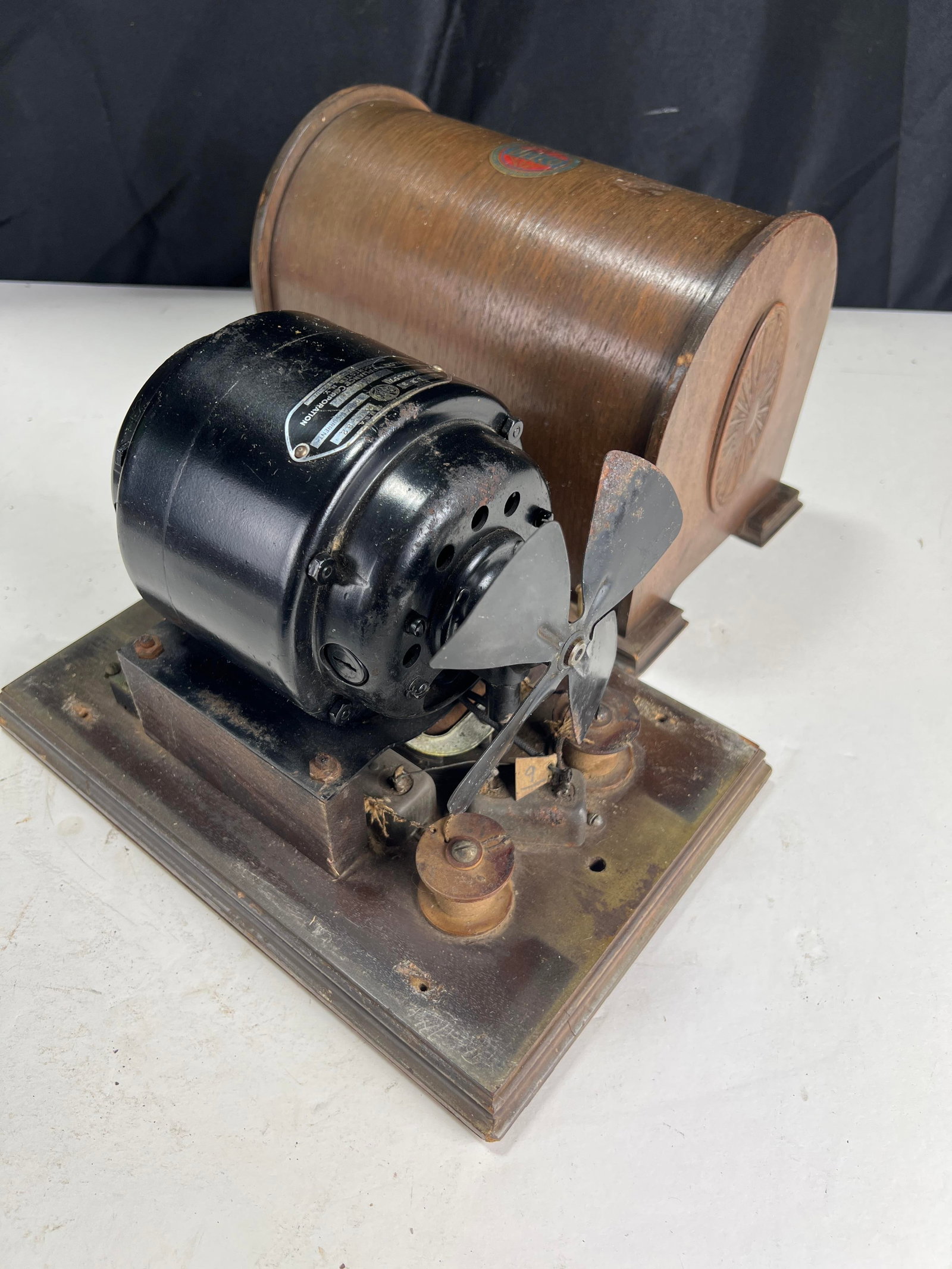 Delco appliance motor in bentwood box, model DE3, untested, 8? x 9? x 11 1/2?: Delco appliance motor in bentwood box, model DE3, untested, 8? x 9? x 11 1/2?