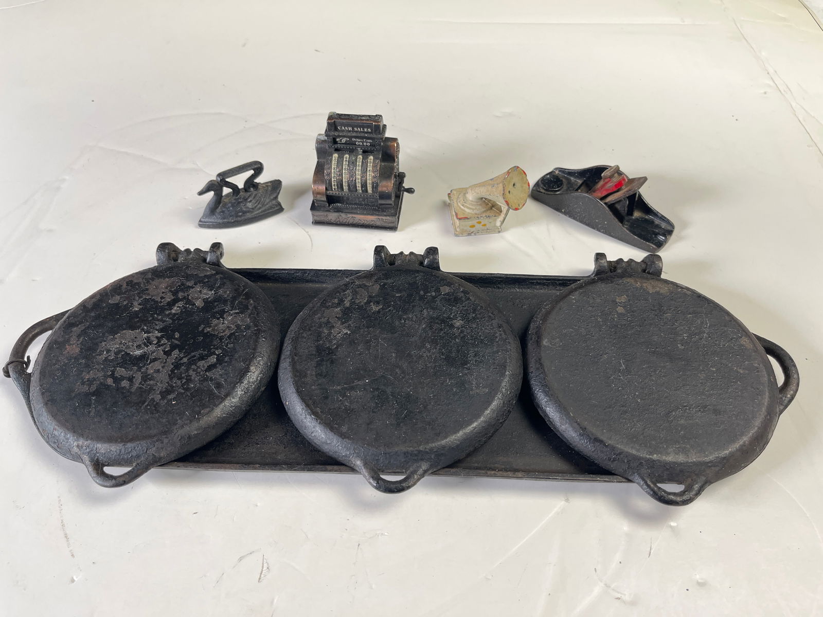 Lot of 5 cast iron vintage pieces: cast iron pancake "flop" or "flip" griddle, late 19th to early (1 of 20)