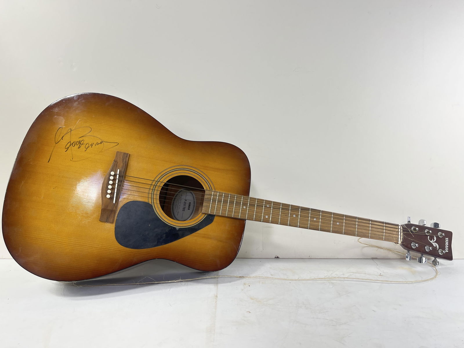 Yamaha F-310 TBS guitar, George Benson signed, autographed.: Yamaha F-310 TBS guitar, George Benson signed, autographed. George Benson (born March 22, 1943) is an acclaimed American jazz, pop, and R&B guitarist, singer, and songwriter, known for his virtuosic g