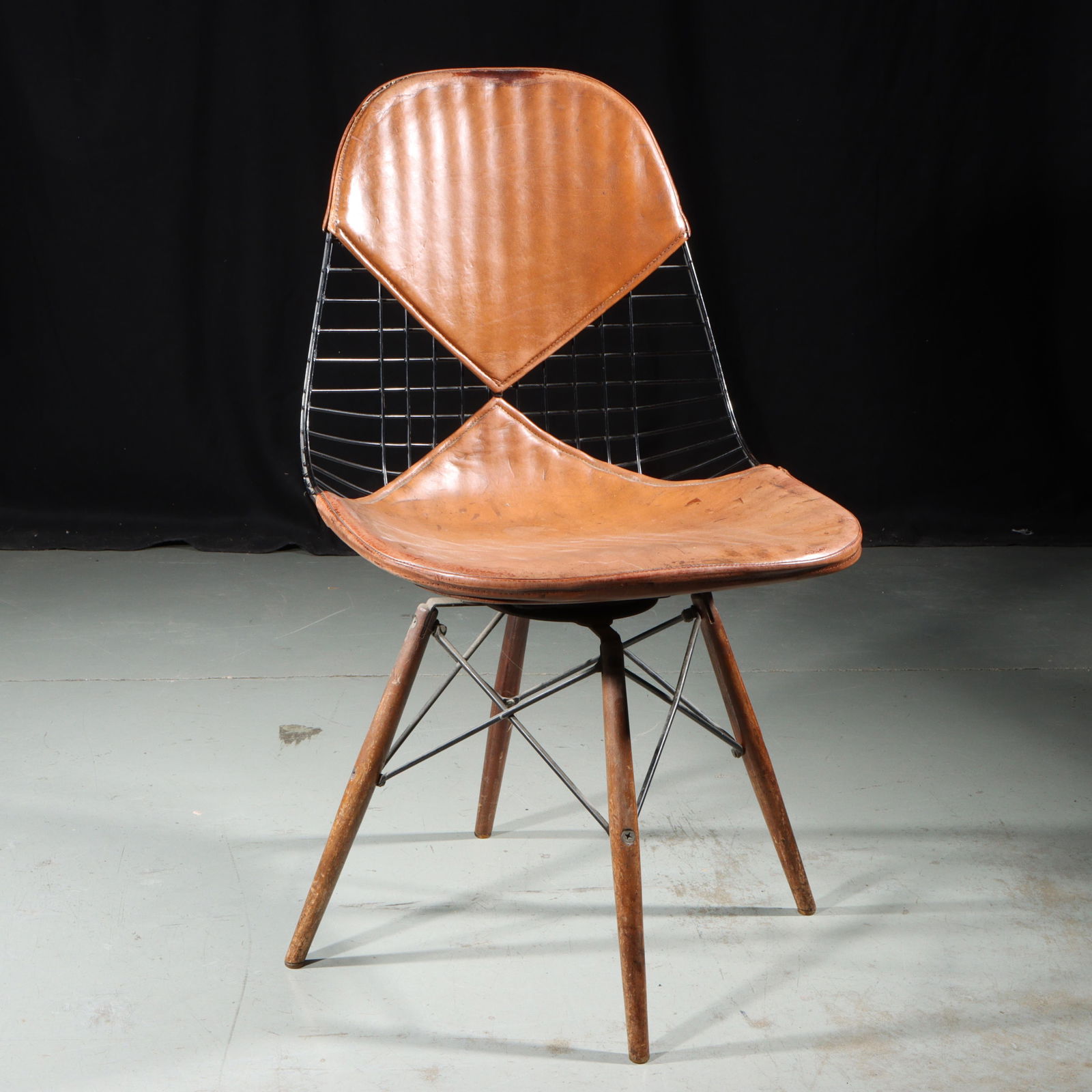 Mid Century Modern MCM Eames for Herman Miller PKW-2 Wire Bikini Swivel Chair, dowel legs. 32"H x: Mid Century Modern MCM Eames for Herman Miller PKW-2 Wire Bikini Swivel Chair, dowel legs. 32"H x 19"W