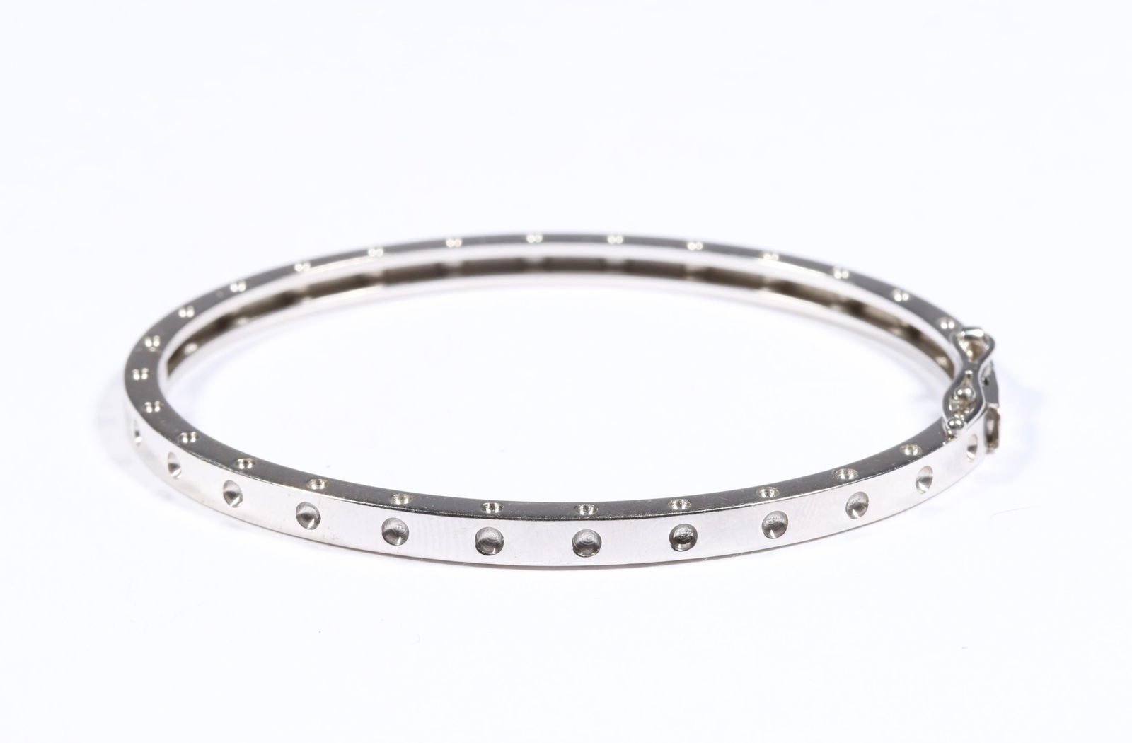 Roberto Coin 18K white gold hinged bangle bracelet 2 3/8"Diam: Roberto Coin 18K white gold hinged bangle bracelet 7.45 dwt The purchase of gold requires confirmed funds. 2 3/8"Diam