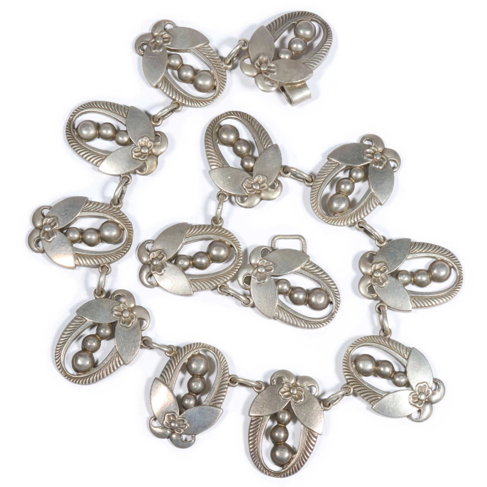 Vintage HEAVY Georg Jensen Design sterling silver Modernist necklace. 14 1/4"L x 1 1/4"W: Vintage HEAVY Georg Jensen Design sterling silver Modernist necklace. Signed "Sterling" 128 grams Provenance: From the collection of Sue Rudman, owner of Antique Source, Ltd in NYC for more than 45 ye