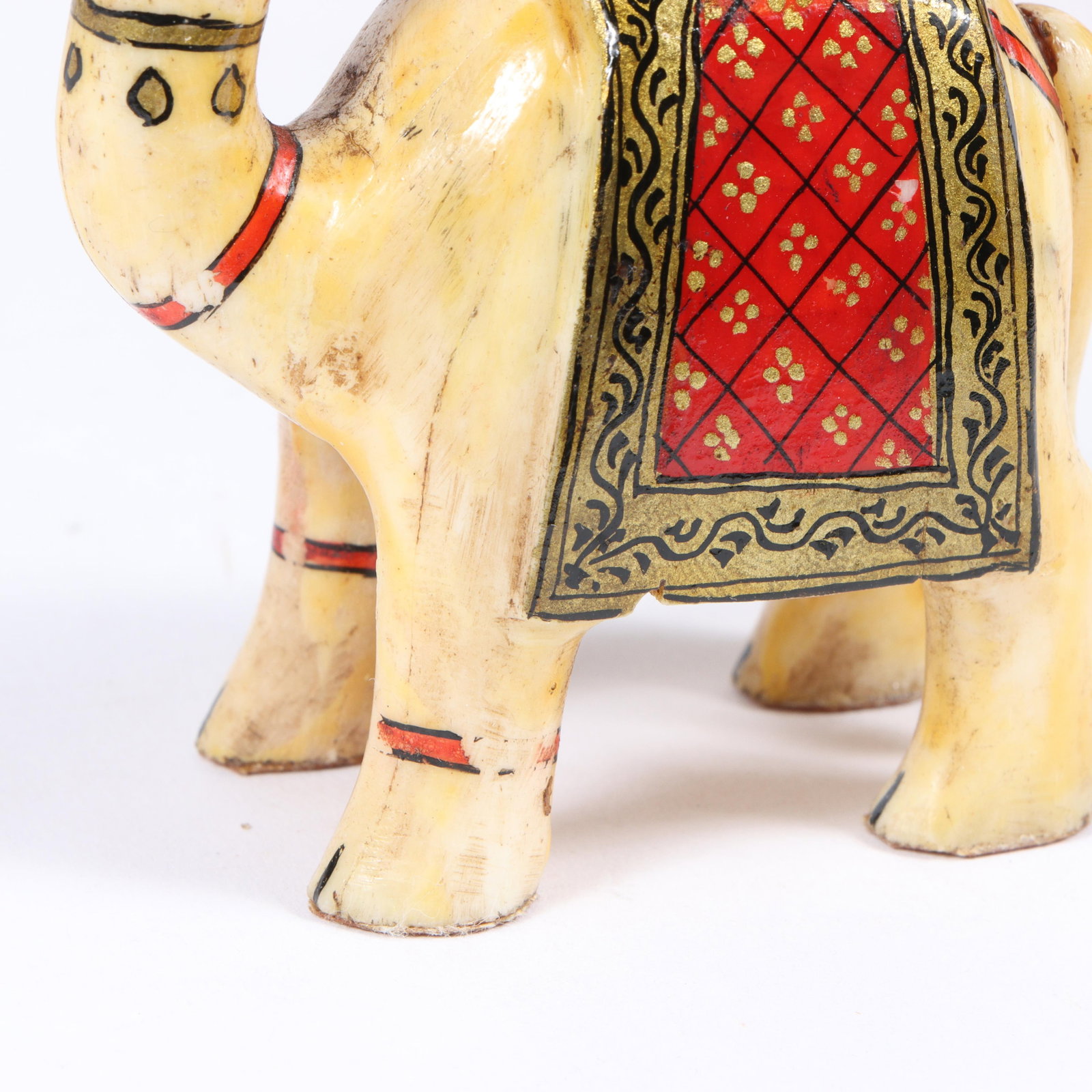 Indian camel bone chess set, carved and painted 32 piece set depicting two Rajasthani armies in - 16