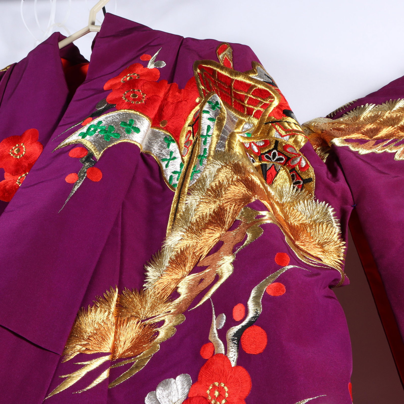 Japanese ceremonial embroidered purple silk wedding kimono / uchikake, red interior. 23"Pit to pit, - 3