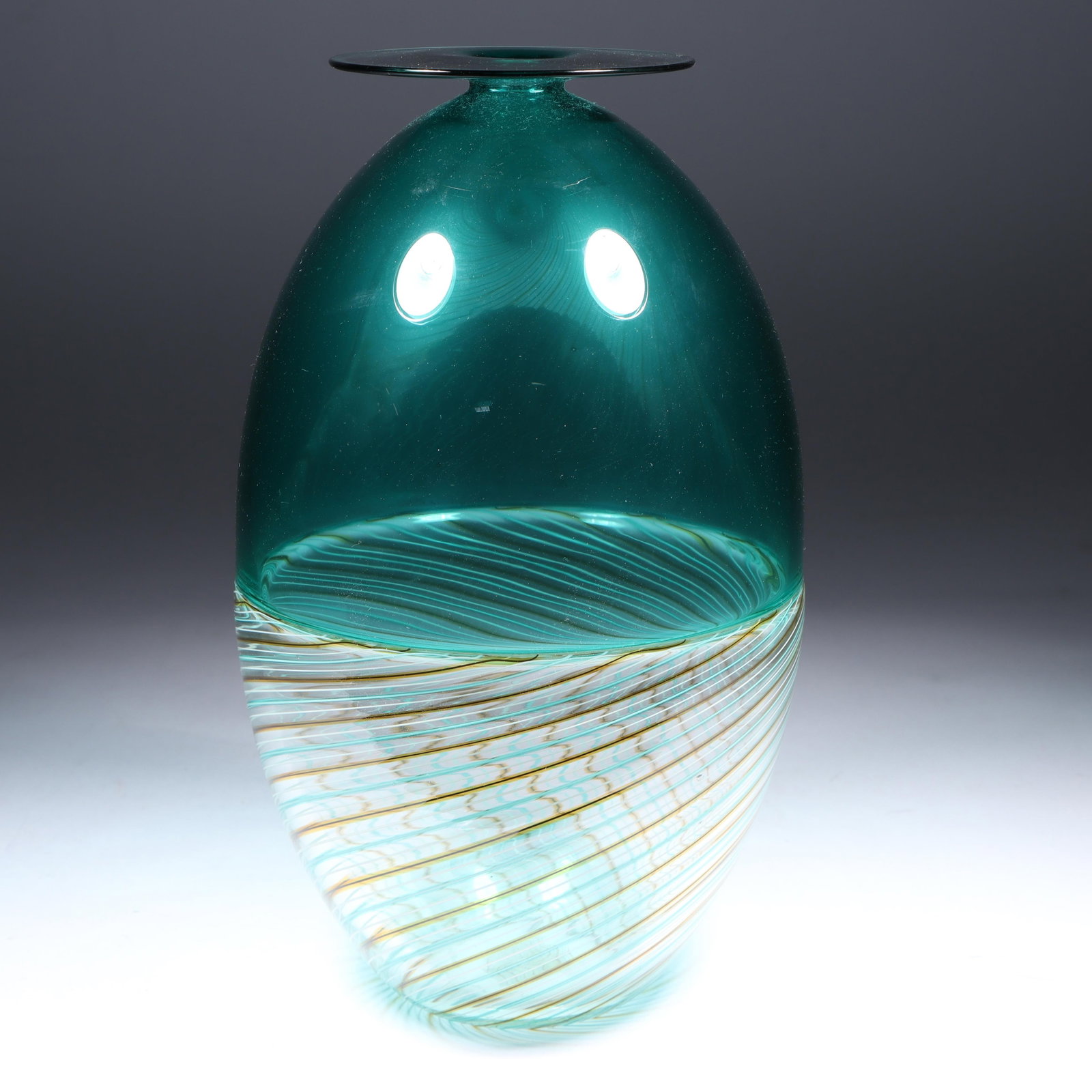 Yoichi Ohira De Majo Murano art glass incalmo a spirale vase 9 3/4"H x 5 1/2"Diam.: Yoichi Ohira De Majo Murano art glass incalmo a spirale vase A beautifully crafted art glass piece by Japanese artist Yoichi Ohira, featuring a striking combination of blue and clear glass with swirli