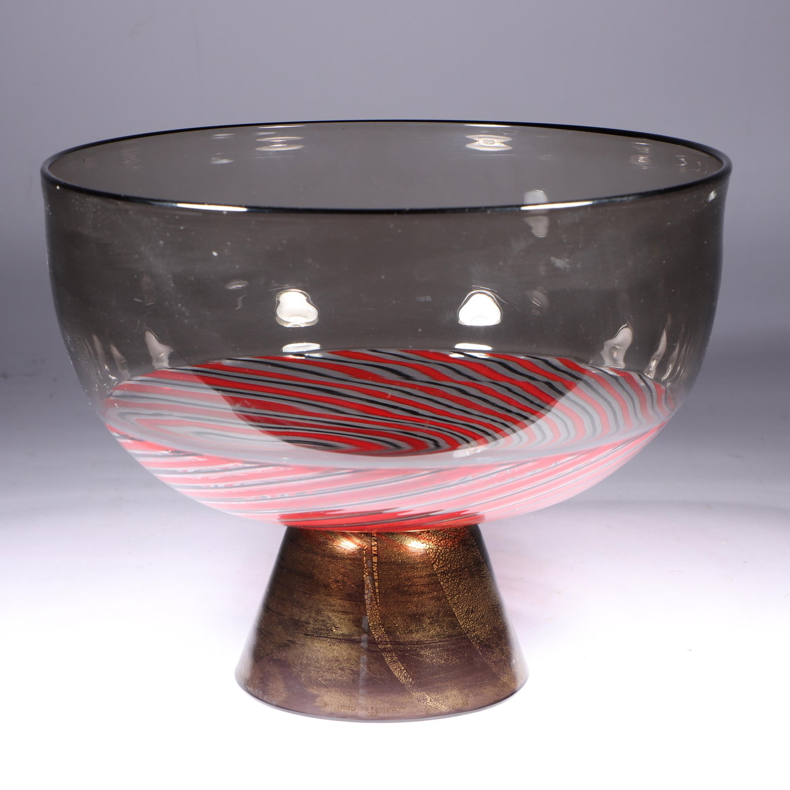 Yoichi Ohira De Majo Murano art glass red a spirale coupe 8 1/2"H x 11"Diam.: Yoichi Ohira De Majo Murano art glass red a spirale coupe A significant and large-scale "A Spirale" footed coupe designed by Yoichi Ohira for De Majo. This architectural piece features a wide, clear g