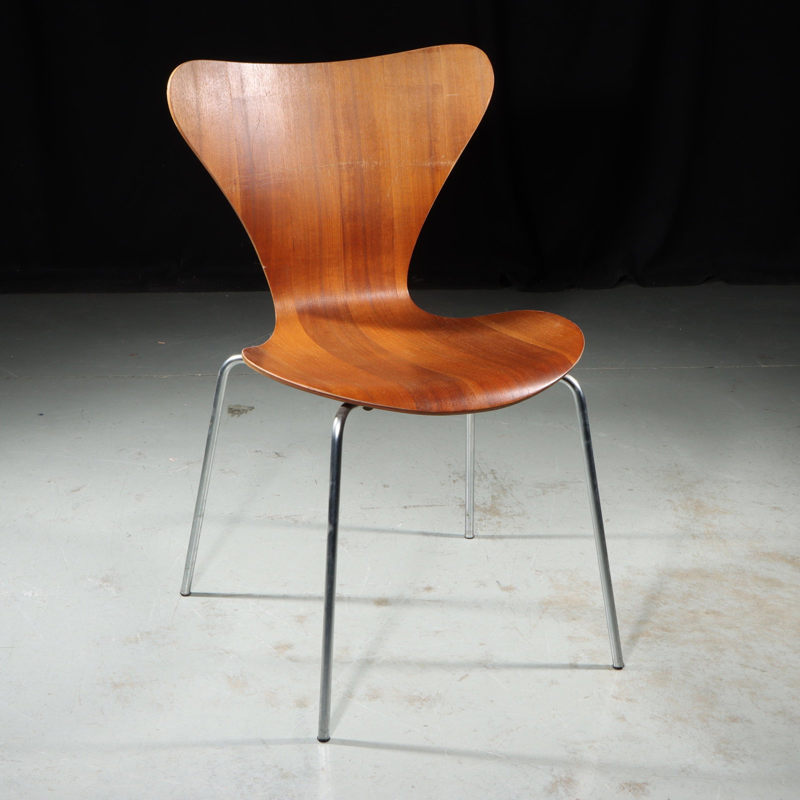 Arne Jacobsen Fritz Hansen Series 7 MCM Danish Modern bentwood stacking chair. 30 1/2"H x 19"W (1 of 12)