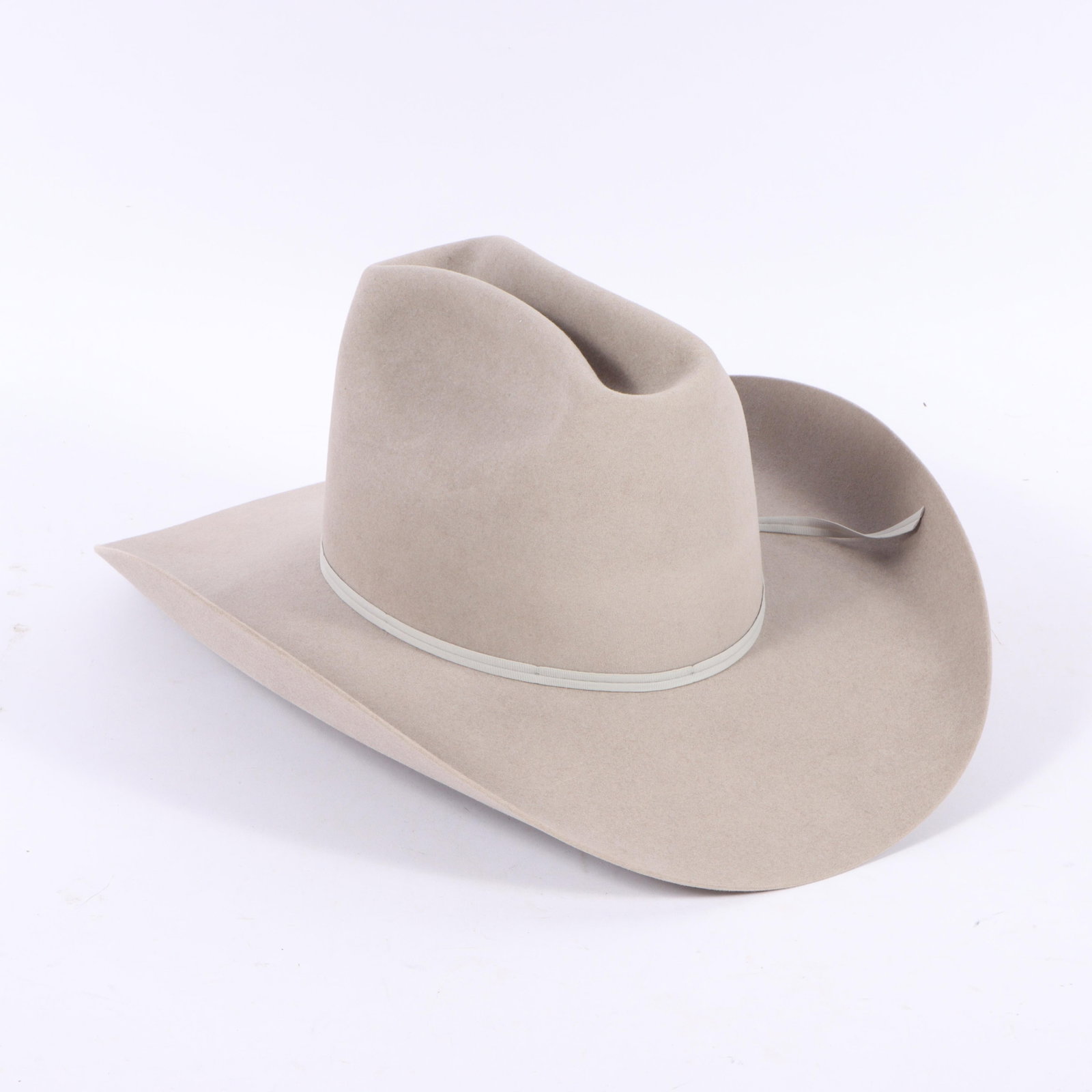 Men’s cowboy hat by Bounty Hunter; Size 7 1/4 Size 7 1/4: Men's cowboy hat by Bounty Hunter; Size 7 1/4A men's cowboy hat by Bounty Hunter, featuring a classic western style with a wide brim and a light-colored band. The hat appears to be made from a durable