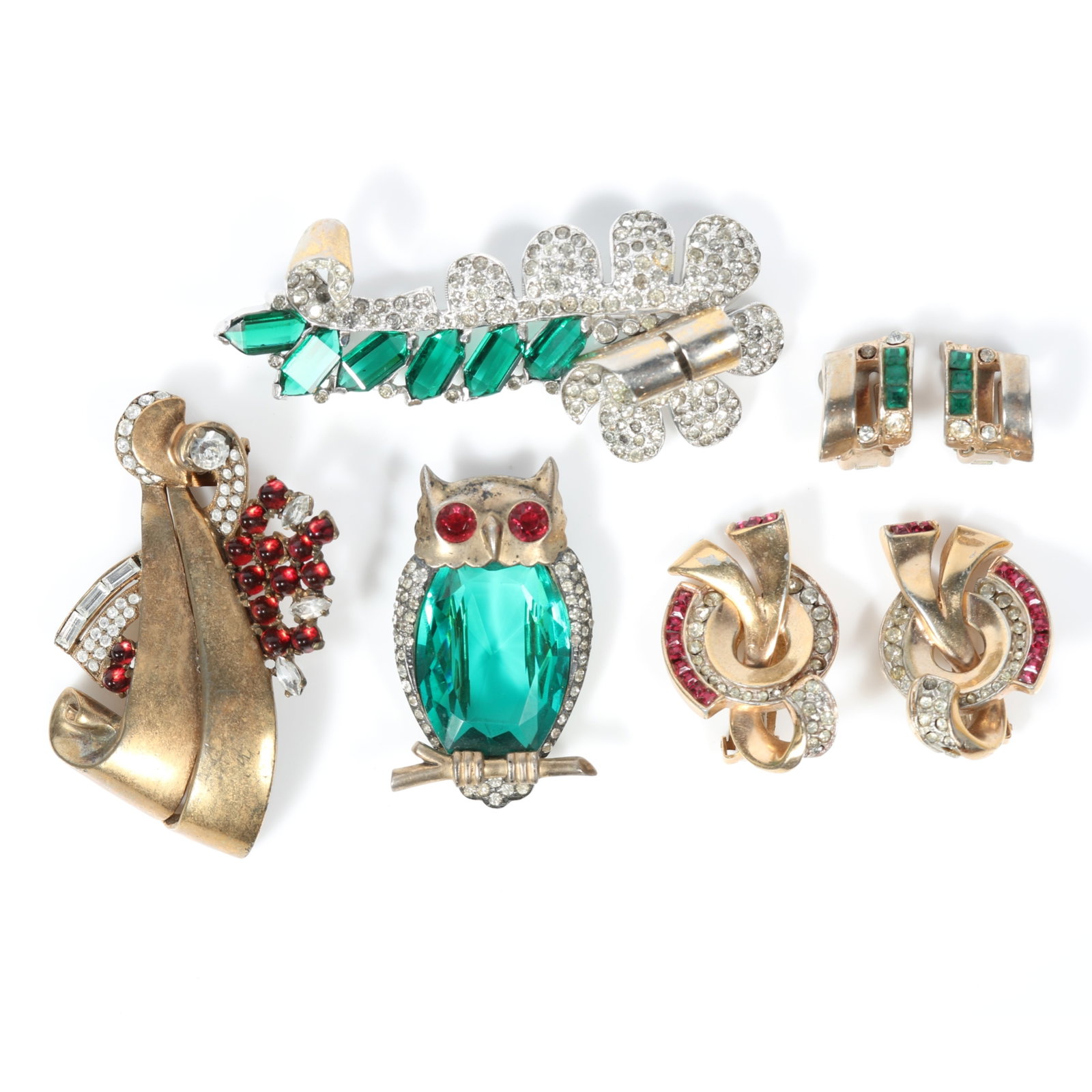 5pc retro jewelry group: Mazer sterling vermeil owl fur clip, bow form fur clip with red glass: 5pc retro jewelry group: Mazer sterling vermeil owl fur clip, bow form fur clip with red glass cabochons and rhinestones, swirl form brooch with green jewels and pave, and two pairs of complementary e