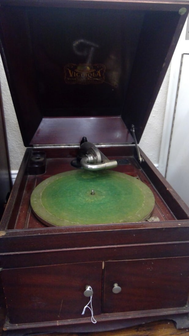 Victor Talking Machine Tabletop Victrola: Here Is A Recent Estate Find. This Is A Rare Antique 1923 Victor VV-IX Fancy Ornate 'Mahogany Wood' Manual Hand Crank Wind-Up Victrola Tabletop Record Player Phonograph, Made By Victor Talking Machine