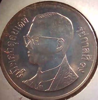 THAILAND 1986 BAHT: Features Issuer Thailand King Bhumibol Adulyadej (Rama IX) (1946-2016)Type Standard circulation coin Years 2529-2551 (1986-2008) Composition Copper-nickel Weight 3.4 g Diameter 20 mm Thickness 1.48 mm