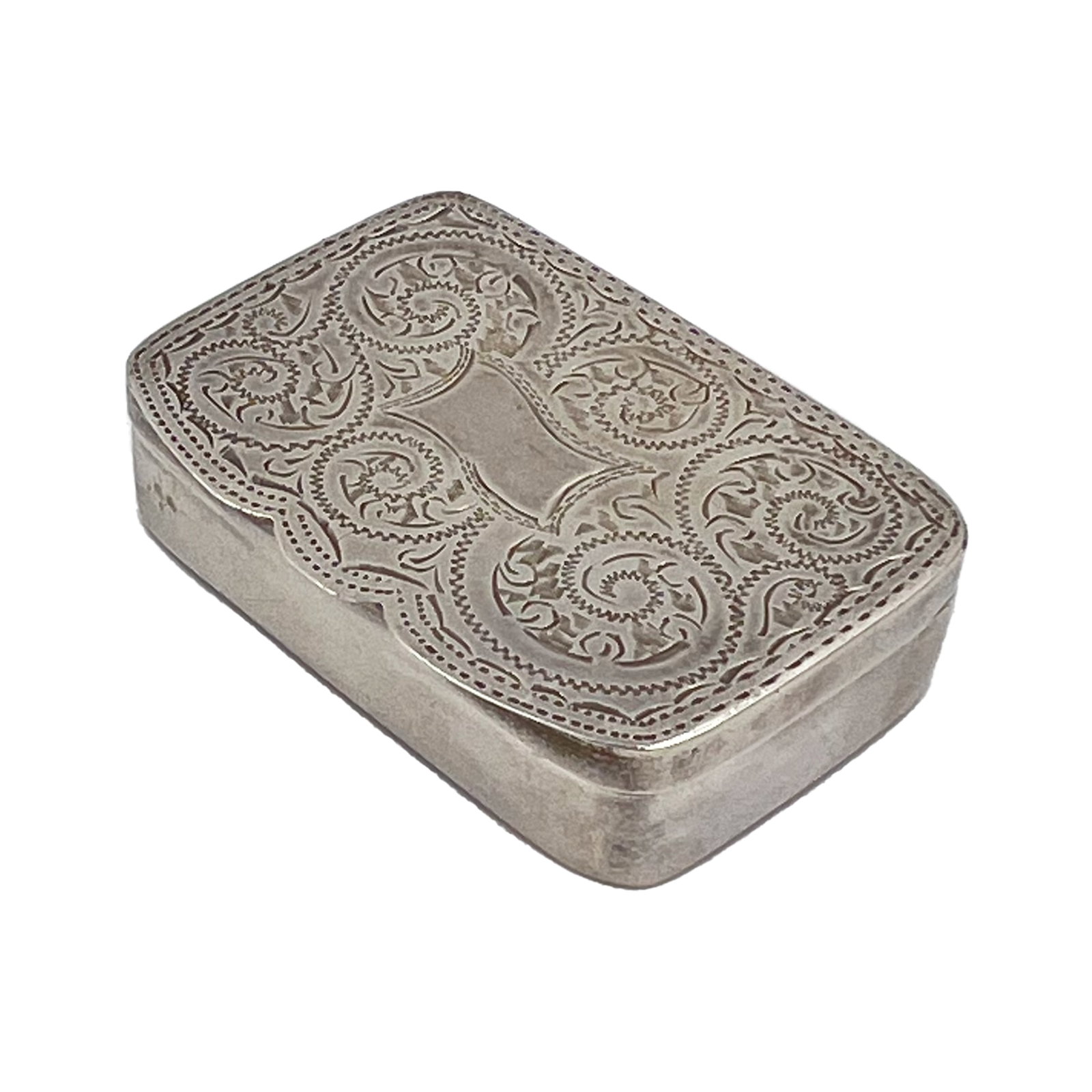 A SILVER PILLBOX WITH ENGRAVED SWIRL DECORATION TO LID, SHEFFIELD, ARC GOLD & SILVER LTD, 2005: A silver pillbox with engraved swirl decoration to lid,W: 4.1cm, Weight: 17g