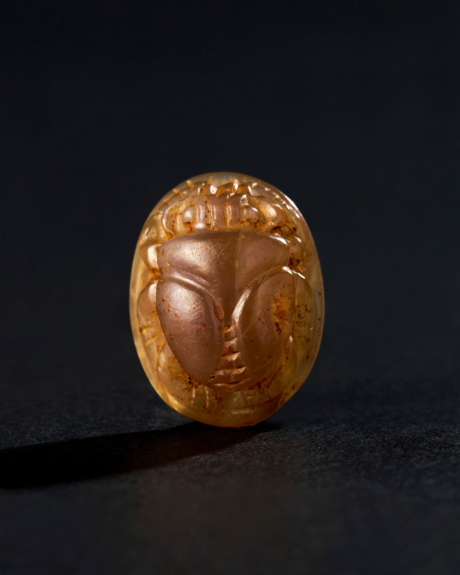 EGYPTIAN CHALCEDONY AGATE SCARAB WITH EYE OF HORUS ENGRAVING, CIRCA 26TH DYNASTY: EGYPTIAN CHALCEDONY AGATE SCARAB WITH EYE OF HORUS ENGRAVING, CIRCA 26TH DYNASTY L: 2cm 