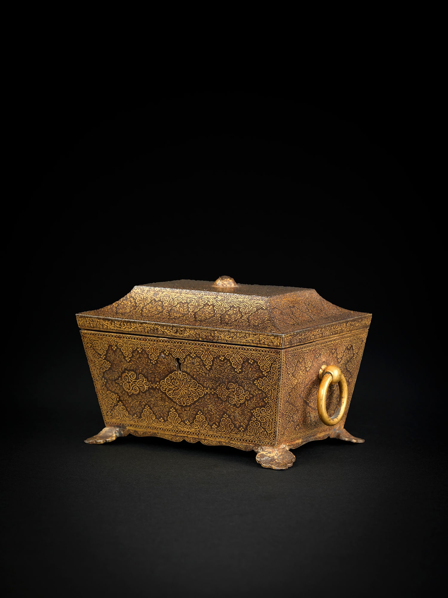 A GOLD KOFTGARI STEEL CASKET, NORTH INDIA, 19TH CENTURY (1 of 3)