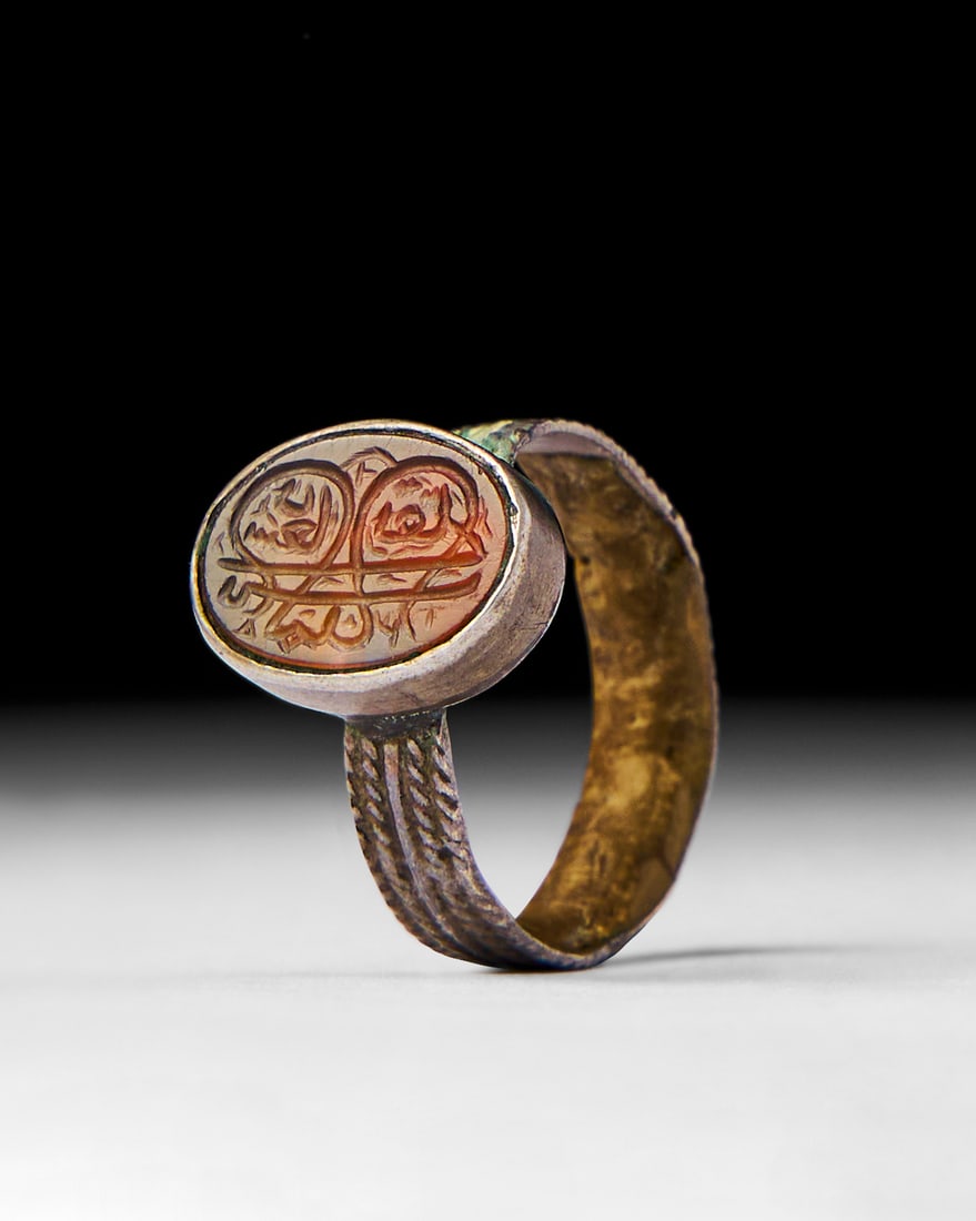 A SILVER ISLAMIC SEAL RING WITH AGATE STONE, 19TH CENTURY (1 of 5)