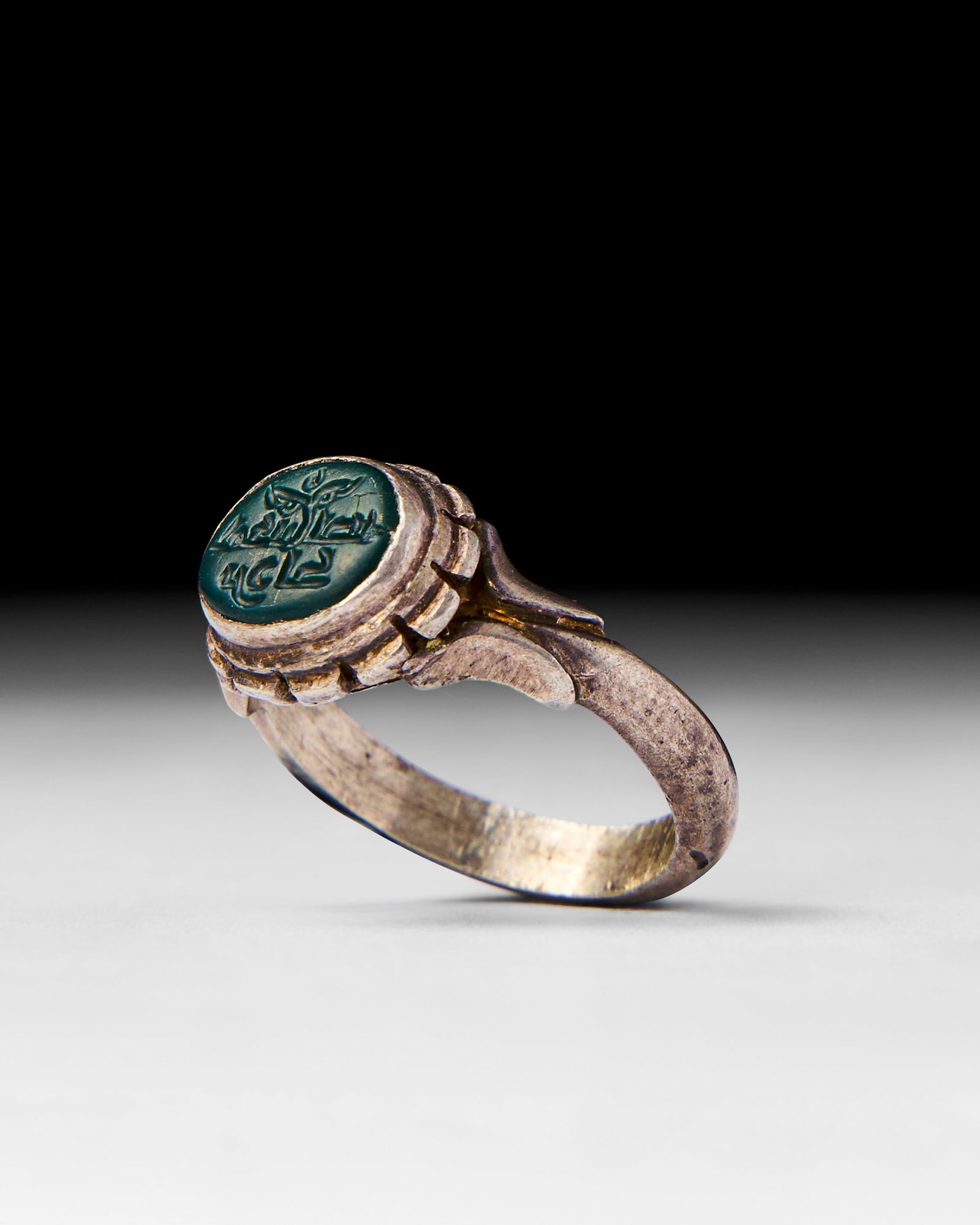 A GREEN STONE ISLAMC SILVER RING, 19TH CENTURY (1 of 5)