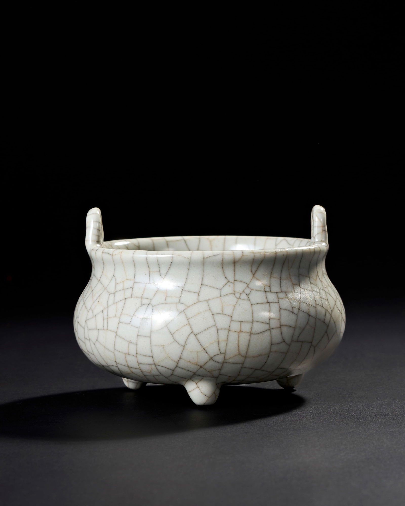 A CHINESE GE-TYPE CRACKLE-GLAZED TRIPOD CENSER, QING DYNASTY, 19TH CENTURY (1 of 6)