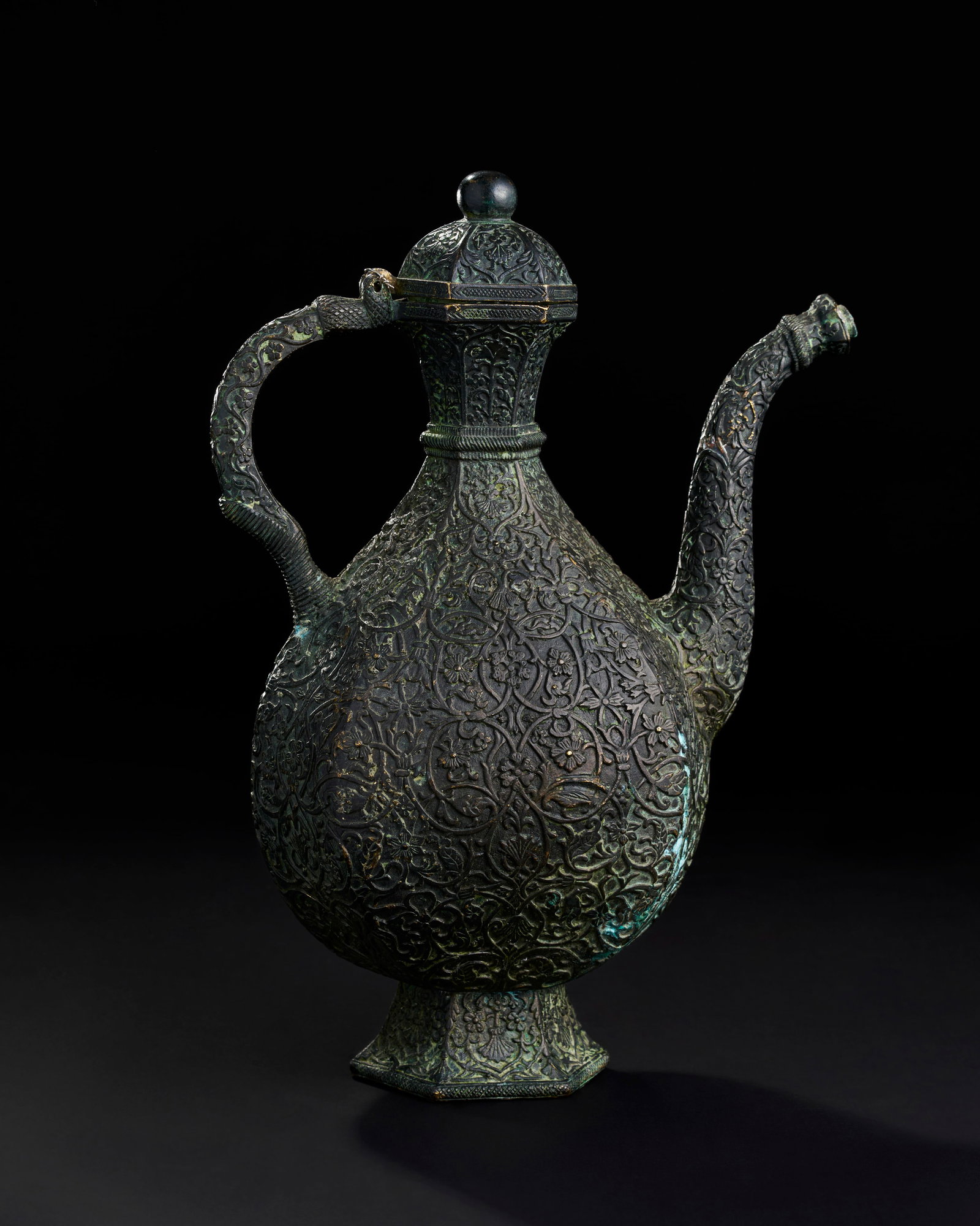 AN ENGRAVED BRONZE MUGHAL INDIAN EWER, DECCAN, 19TH CENTURY (1 of 6)
