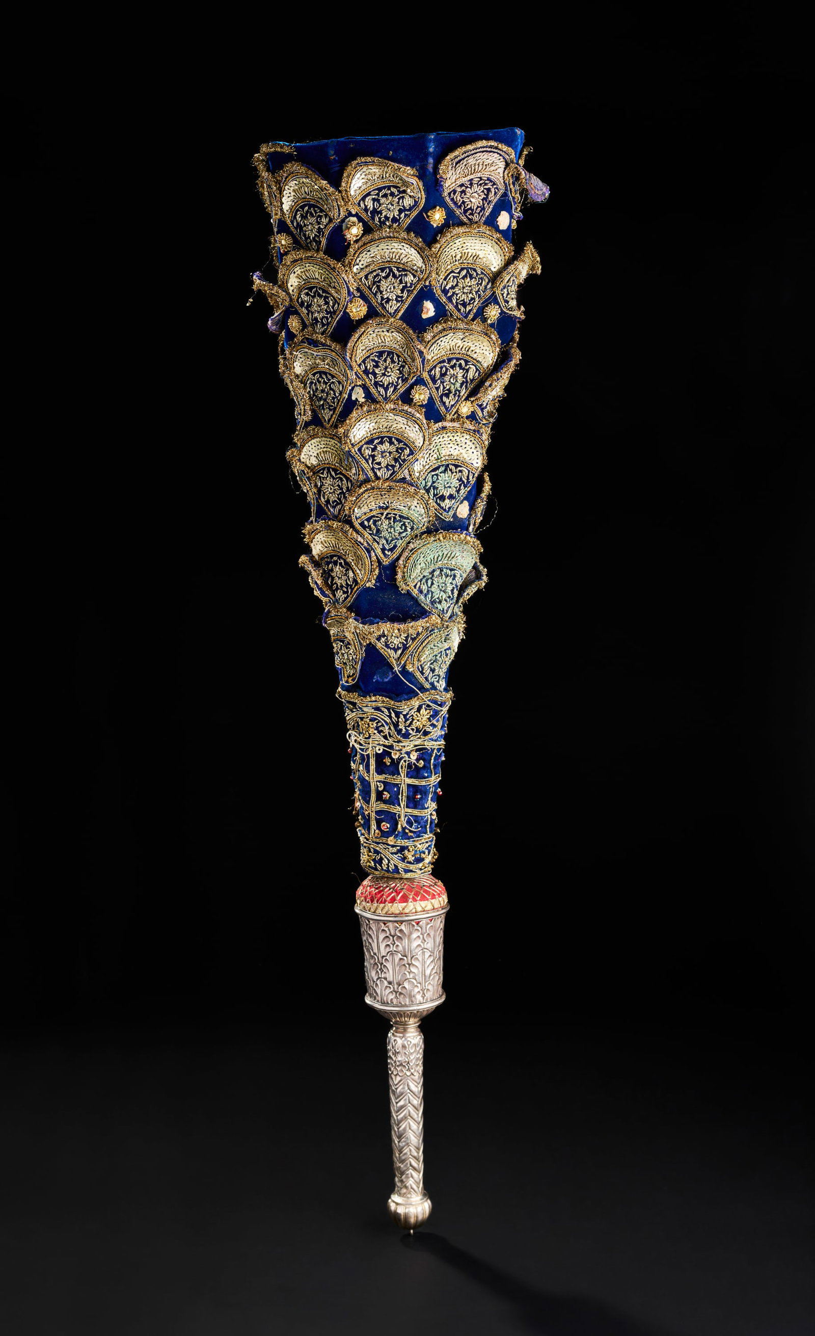 A SILVER FLY WHISK HANDLE, MUGHAL INDIA, EARLY 19TH CENTURY (1 of 4)
