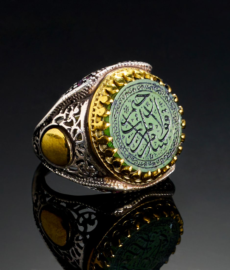A GREEN AGATE WITH ISLAMIC CALLIGRAPHY IN A SILVER RING (1 of 3)