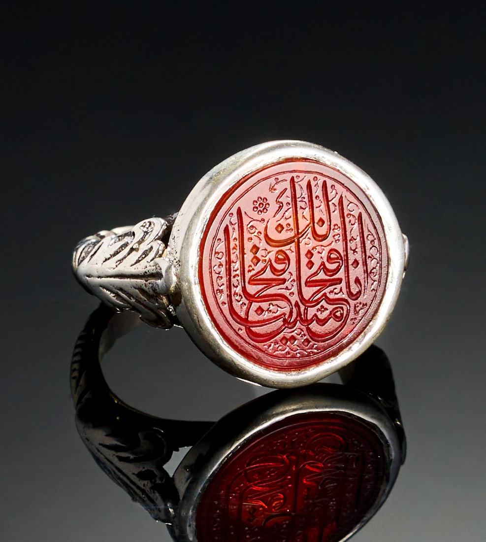 AN INSCRIBED ISLAMIC AGATE IN A SILVER RING (1 of 3)