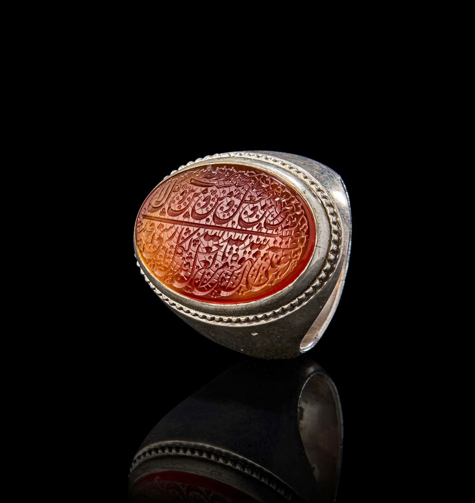 AN INSCRIBED ISLAMIC AGATE IN A SILVER RING (1 of 3)